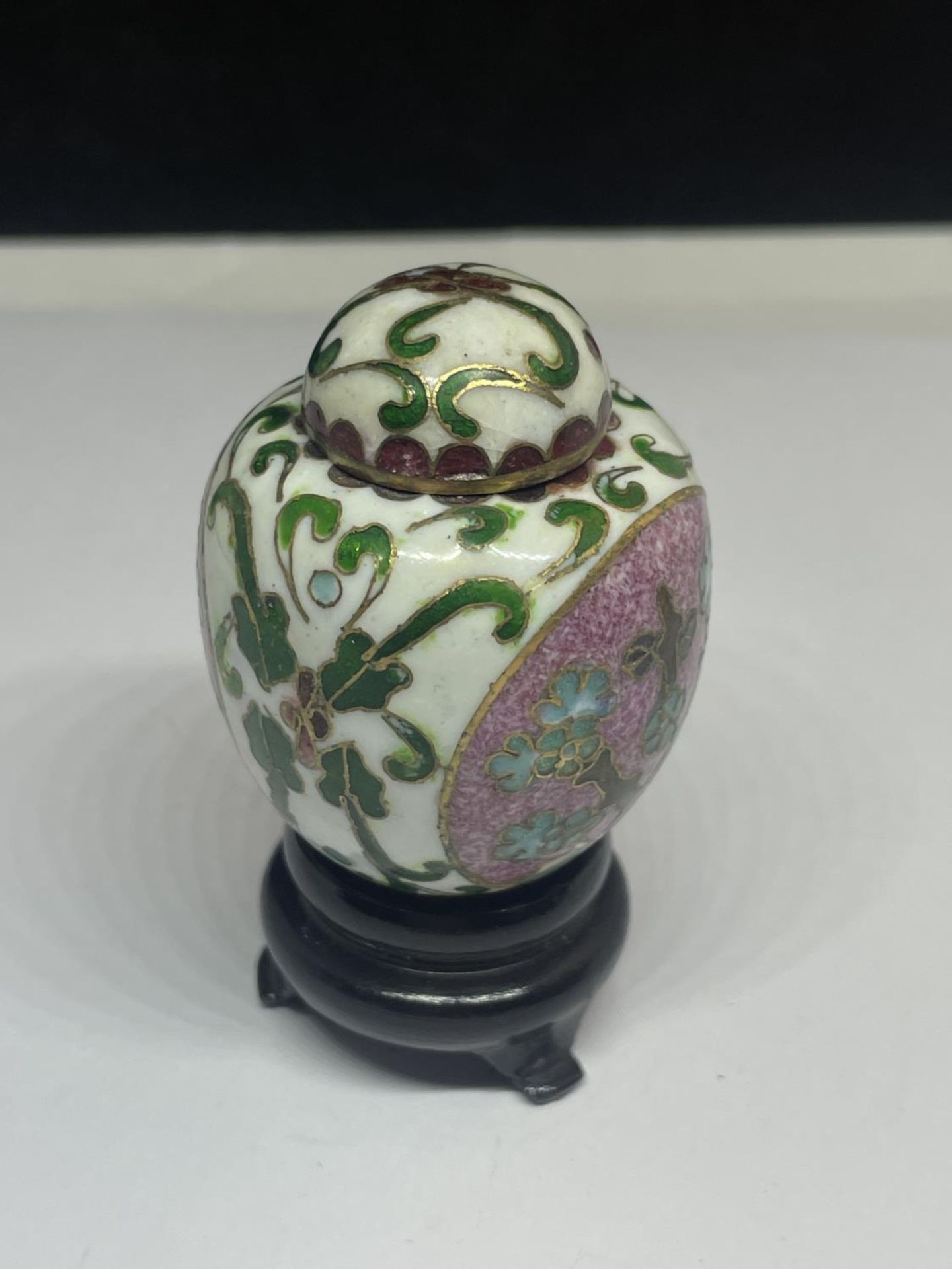 AN ENAMELLED MINIATURE GINGER JAR ON A WOODEN PLINTH - Image 2 of 4