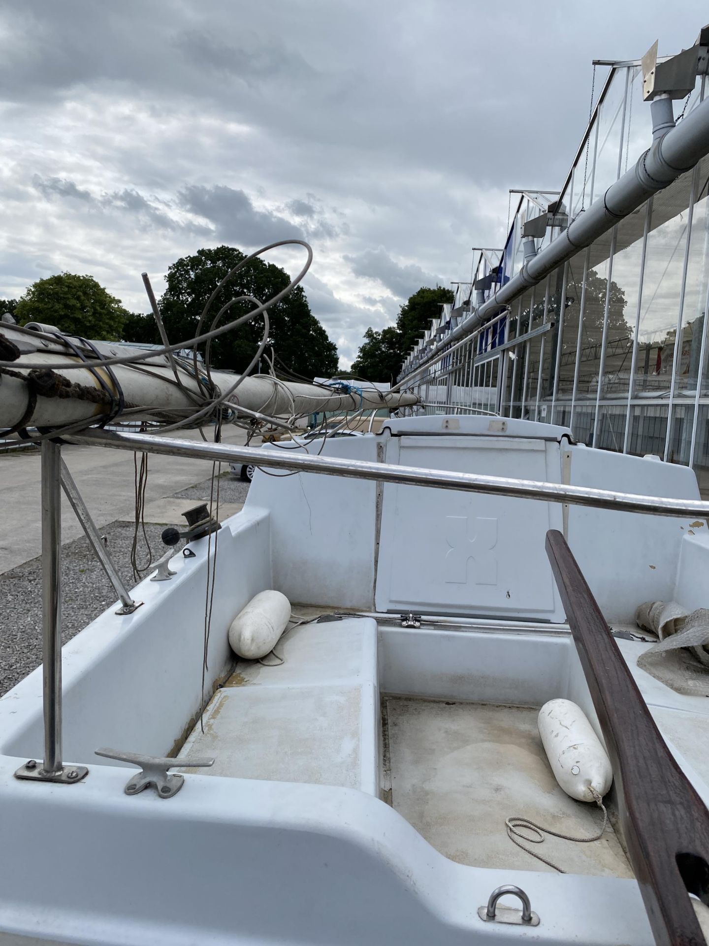 A FOXCUB 18 TWIN KEEL SAILBOAT WITH LAUNCHING TRAILER (NOT ROAD WORTHY) DRY STORED FOR THE LAST 8 - Image 6 of 13