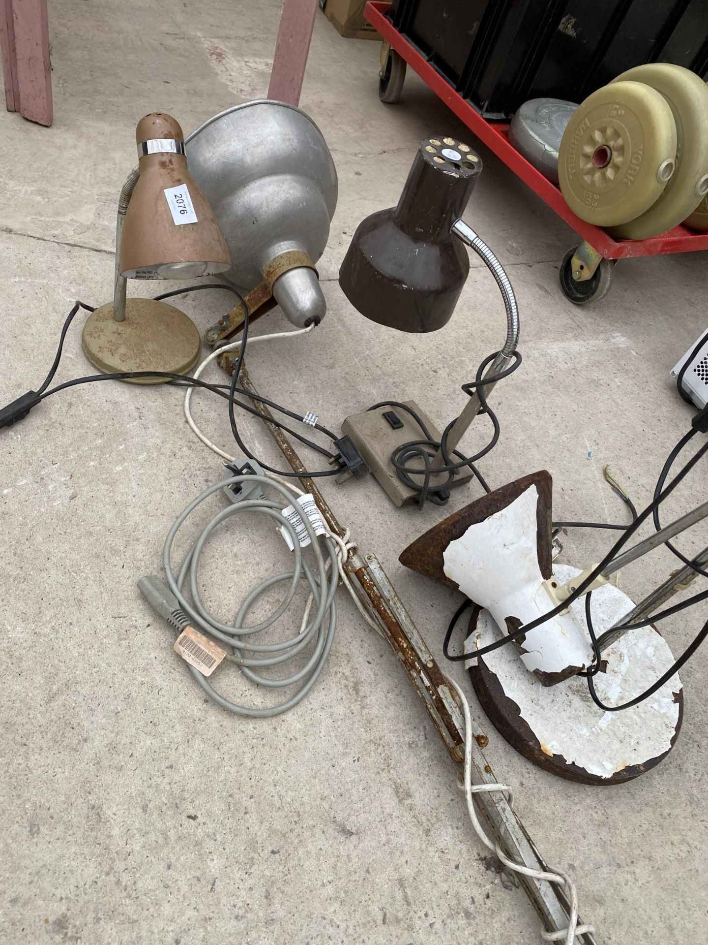 A COLLECTION OF VINTAGE DESK/WORK TABLE LAMPS - Image 2 of 2