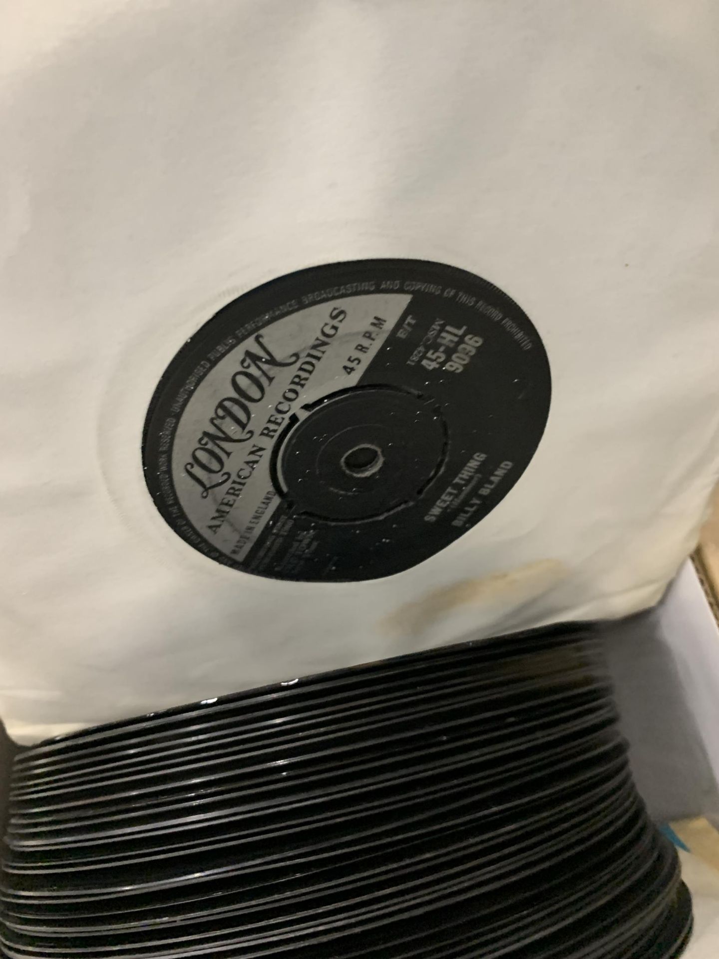 A LARGE QUANTITY OF VINYL SINGLE RECORDS TO INCLUDE LONNIE DONNEGAN'S SKIFFLE GROUP, THE TAMS, THE - Bild 4 aus 6