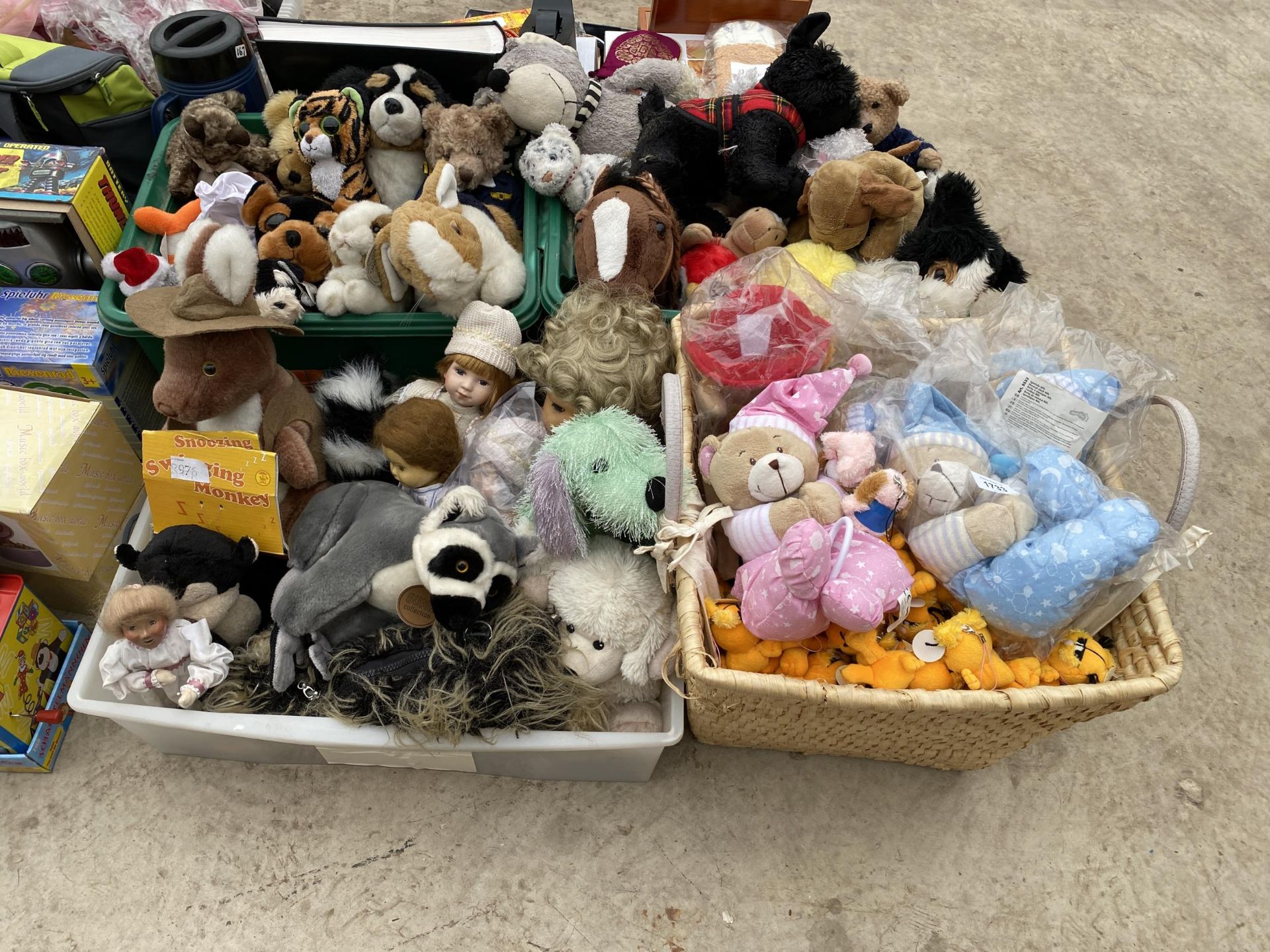 A LARGE COLLECTION OF CUDDLY TOYS