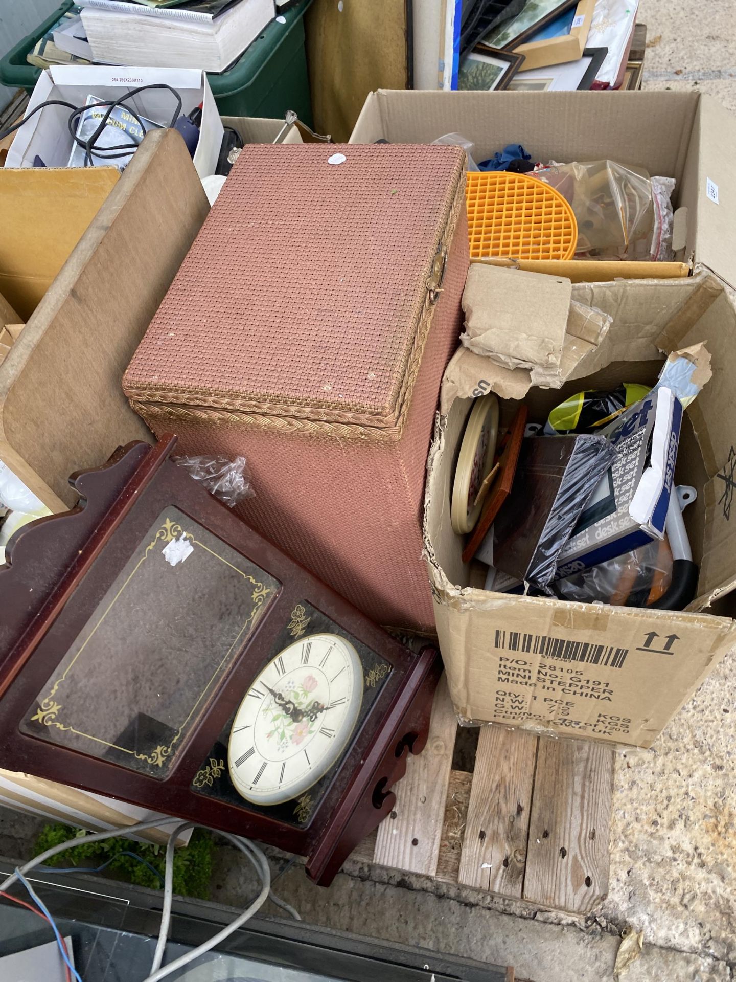 AN ASSORTMENT OF HOUSEHOLD CLEARANCE ITEMS TO INCLUDE CERMAICS AND CLOCKS ETC - Image 4 of 5