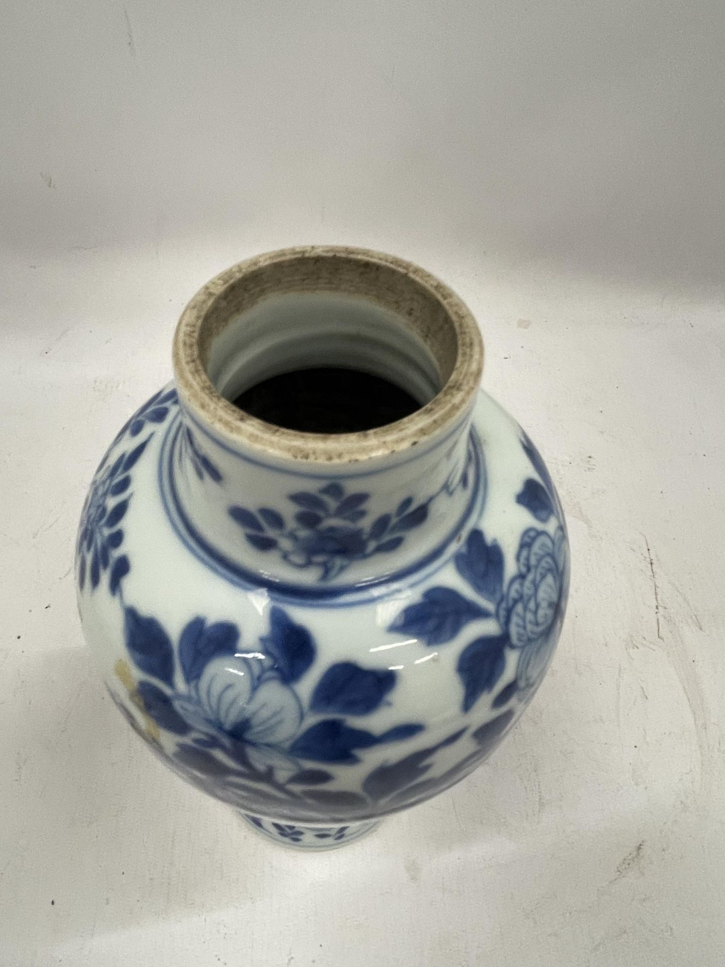 A 19TH CENTURY CHINESE BLUE AND WHITE KANGXI STYLE FLORAL VASE, UNMARKED TO BASE, HEIGHT 23CM - Image 4 of 6