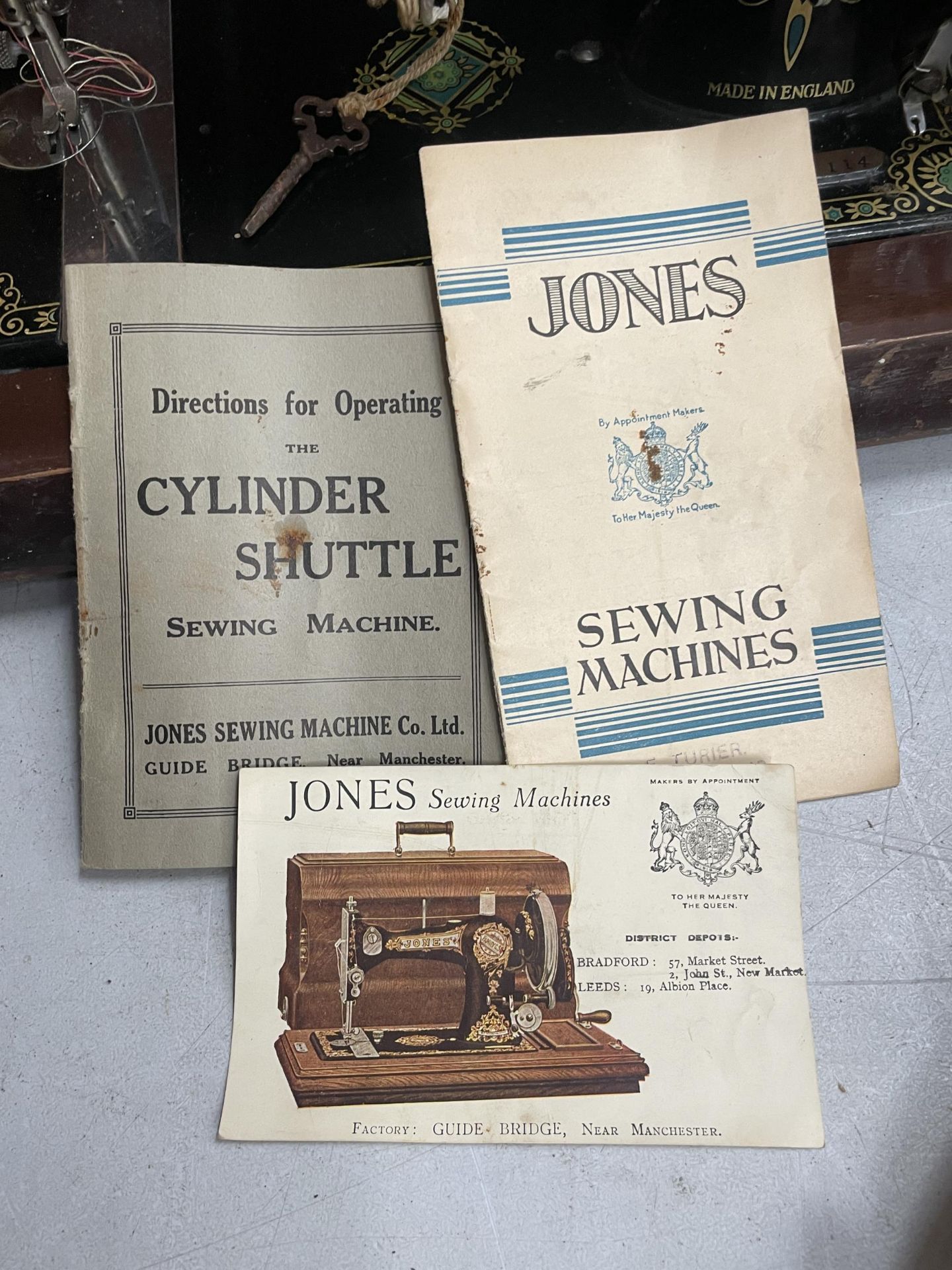 A VINTAGE CASED JONES SEWING MACHINE WITH ORIGINAL BOOKLET - Image 6 of 6