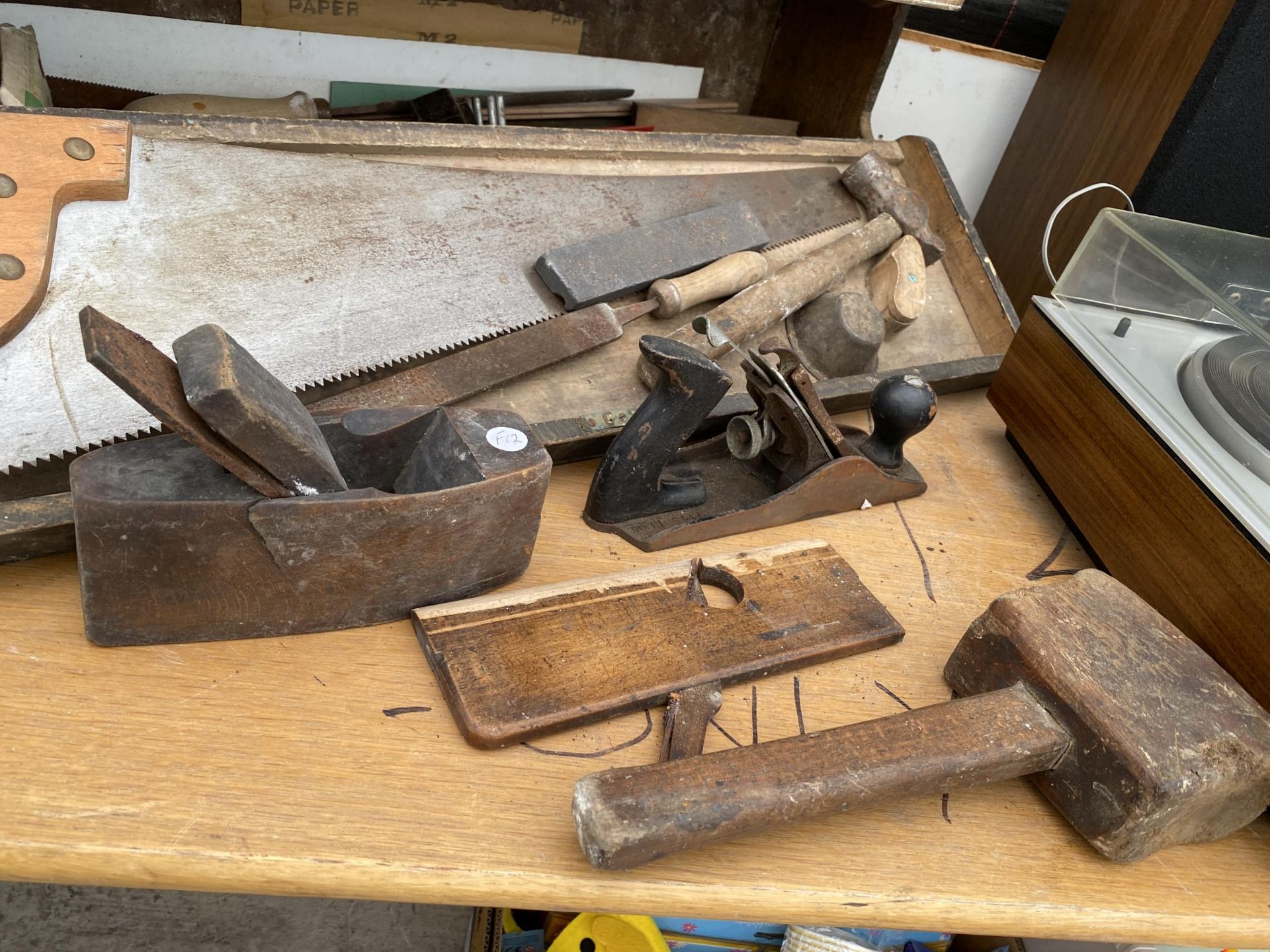 AN ASSORTMENT OF VINTAGE TOOLS TO INCLUDE WOOD PLANES AND HAMMERS ETC - Image 4 of 5
