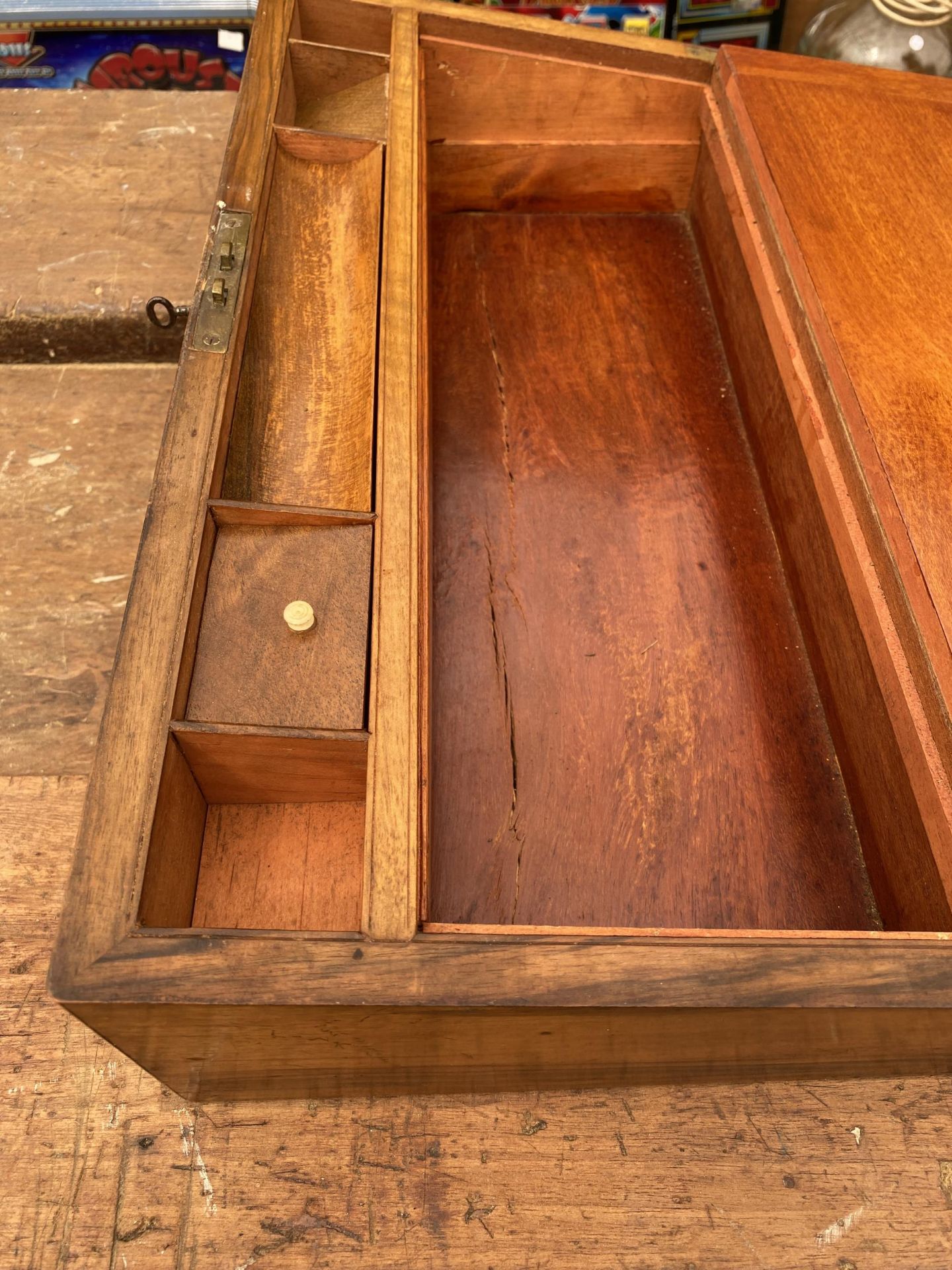AN INLAID WALNUT WRITING SLOPE WITH RED BLAZE INTERIOR AND SECRET DRAWERS - Image 8 of 11