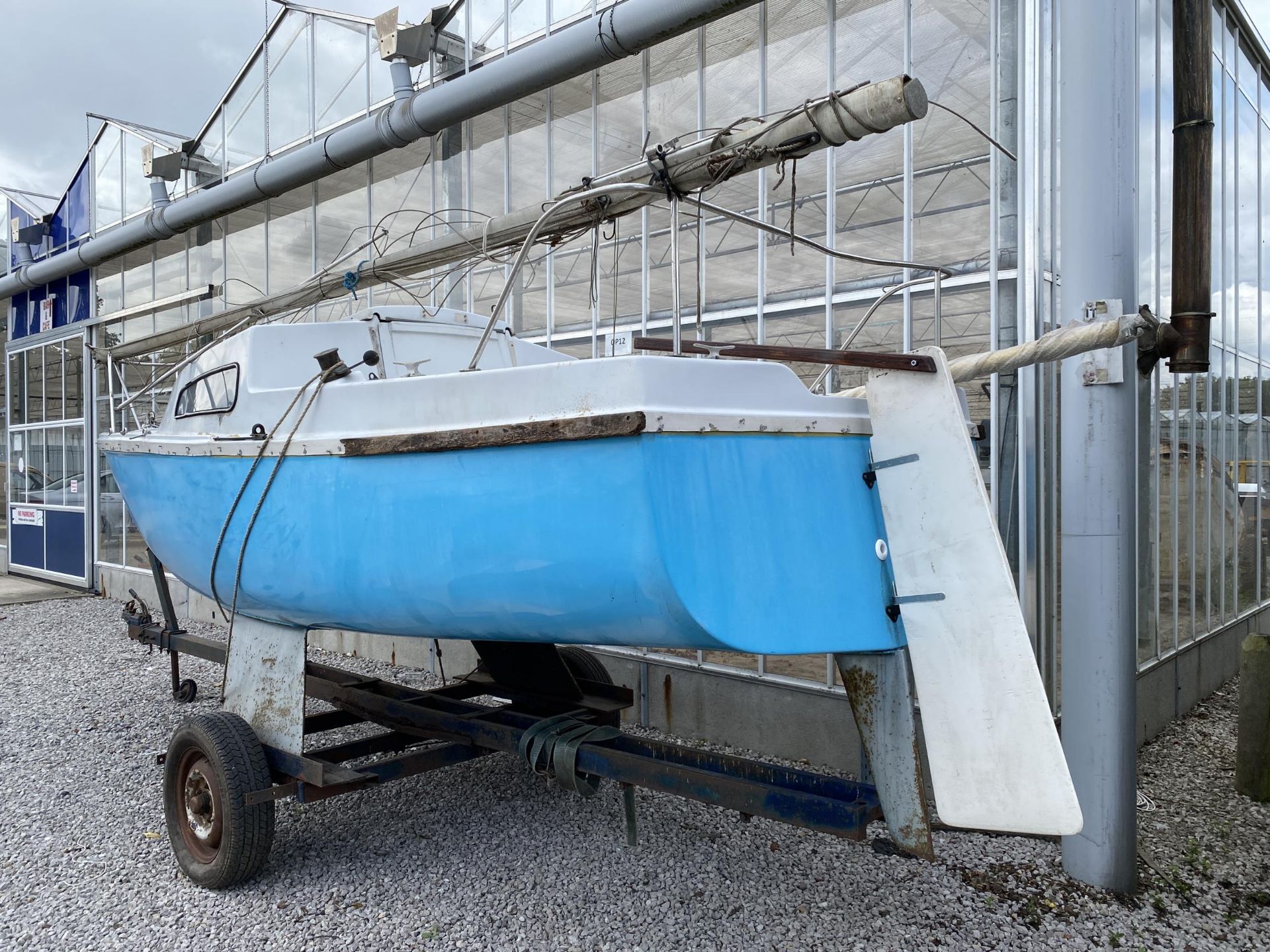 A FOXCUB 18 TWIN KEEL SAILBOAT WITH LAUNCHING TRAILER (NOT ROAD WORTHY) DRY STORED FOR THE LAST 8 - Image 2 of 13