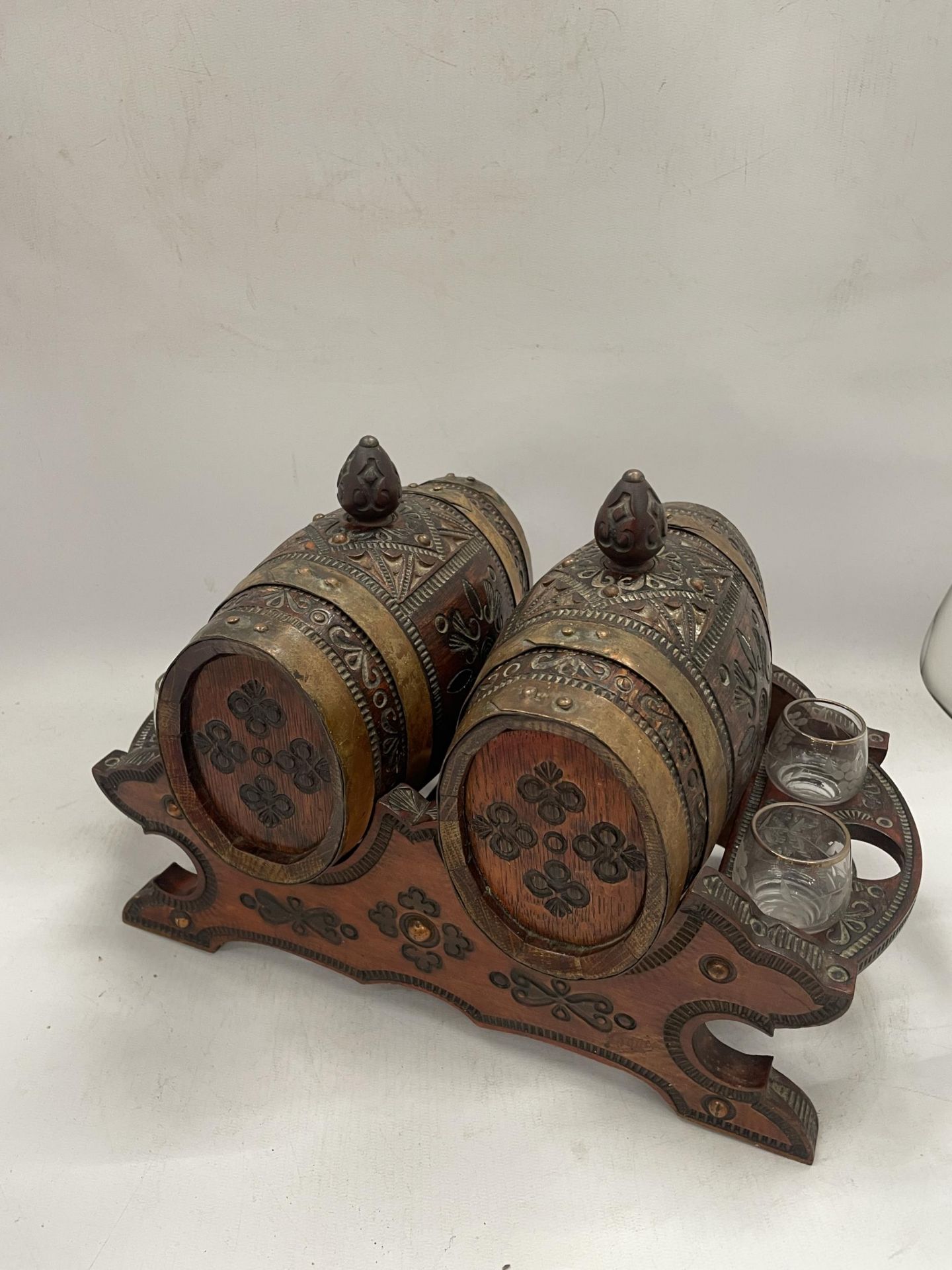 A VINTAGE CARVED WOODEN NORTH AFRICAN DRINKS DISPENSER WITH GLASSES - Image 3 of 4