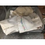 A LARGE QUANTITY OF VINTAGE LINEN AND COTTON ITEMS TO INCLUDE TABLECLOTHS, PLACEMATS, ETC