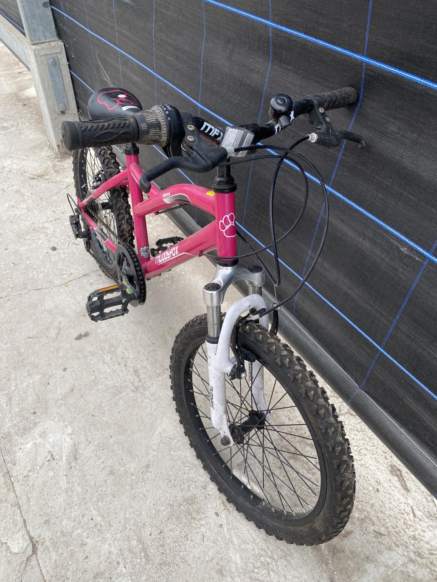 A GIRLS MUDDYFOX HAVANA BIKE WITH FRONT SUSPENSION AND 6 SPEED GEAR SYSTEM - Image 3 of 3