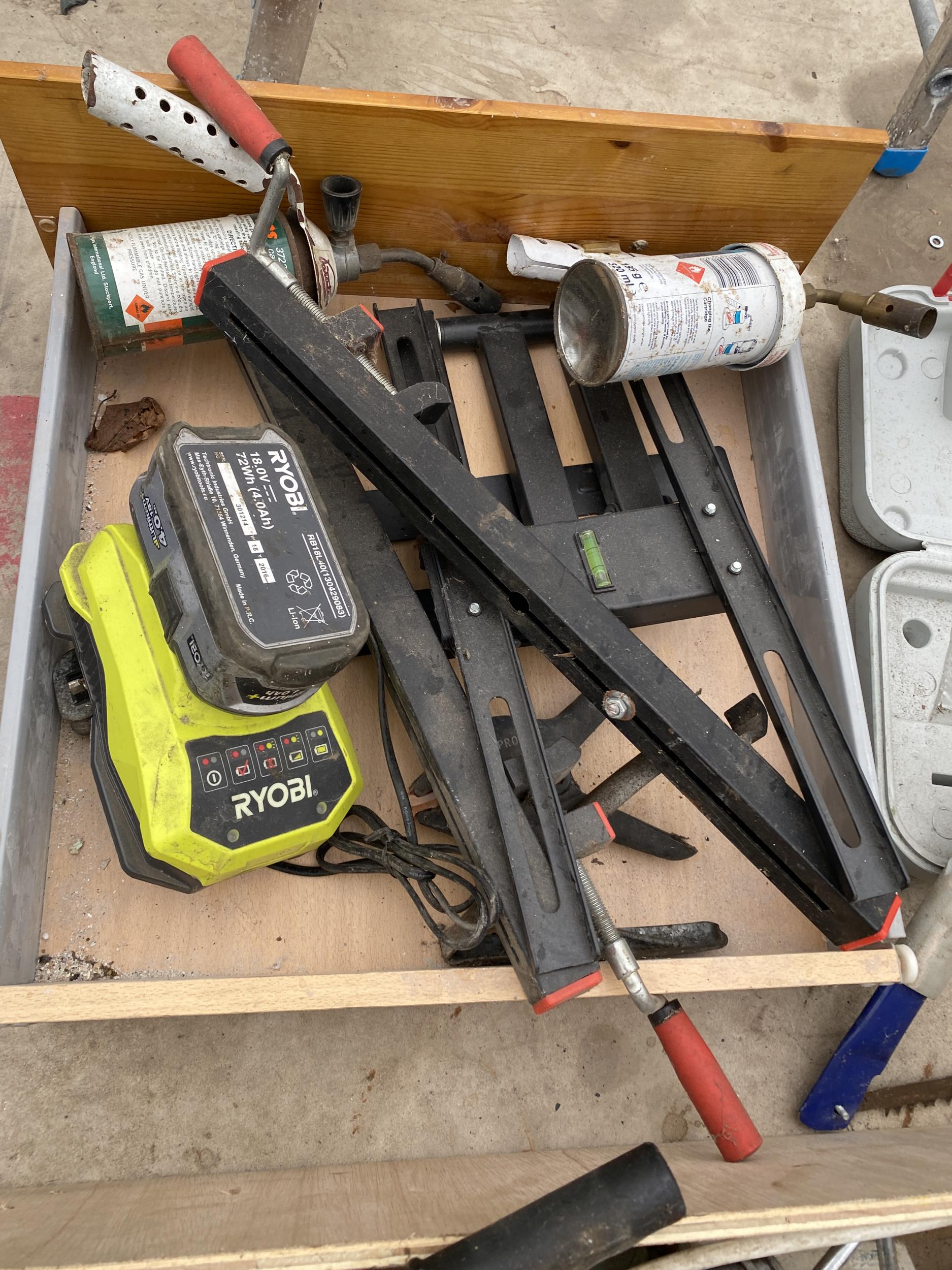 AN ASSORTMENT OF TOOLS TO INCLUDE GREASE GUNS, WHEELS AND A RYOBI BATTERY AND CHARGER ETC - Image 2 of 6