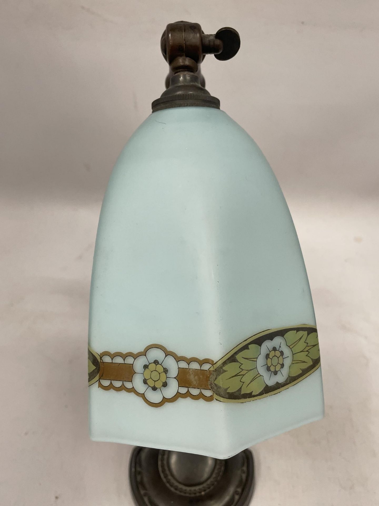 AN ART NOUVEAU METAL TABLE LAMP WITH FROSTED GLASS SHADE - Image 3 of 3