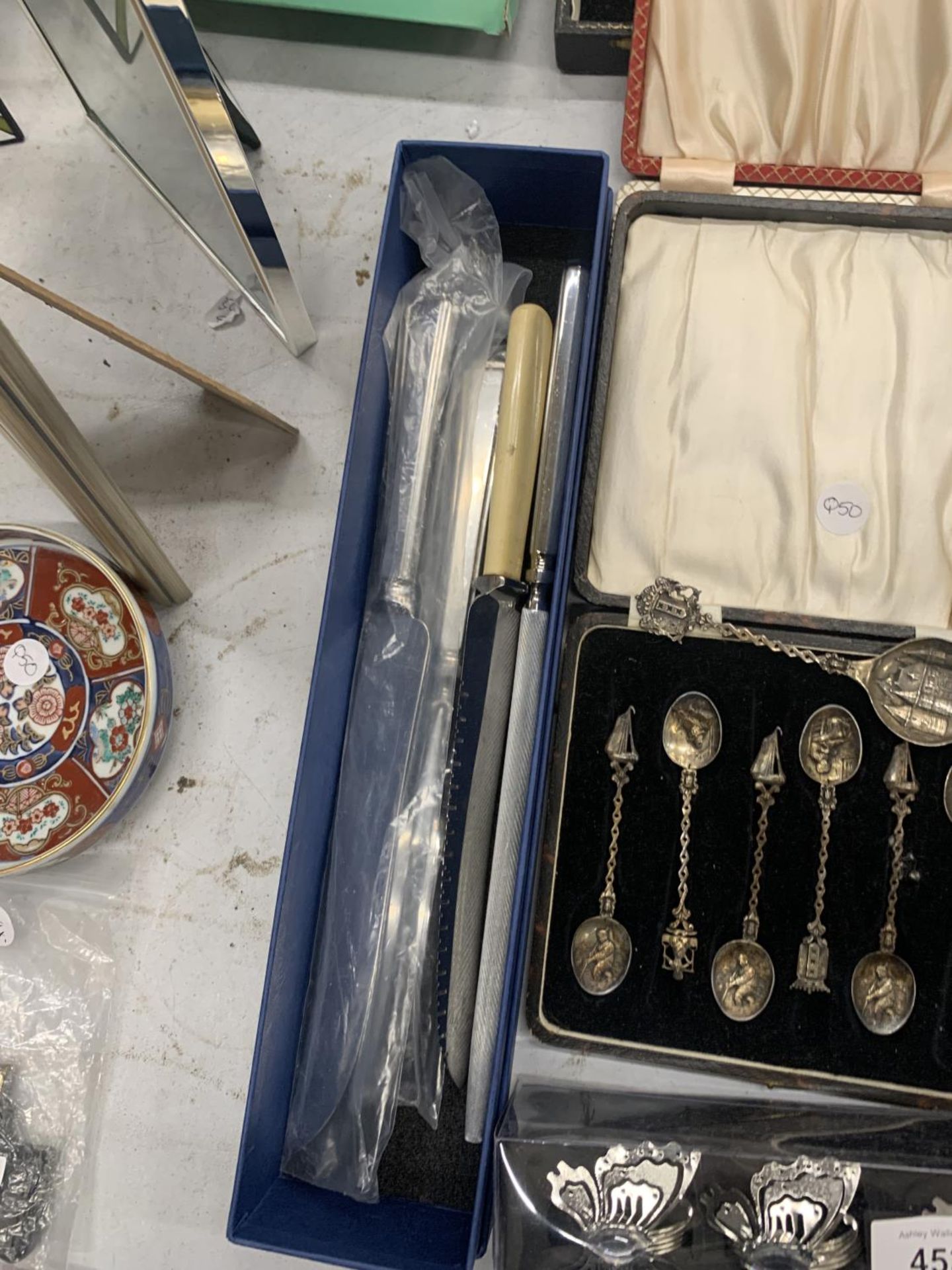 A QUANTITY OF BOXED VINTAGE FLATWARE TO INCLUDE A SET OF ASIAN SPOONS WITH DESIGN TO THE BOWLS AND - Image 4 of 4