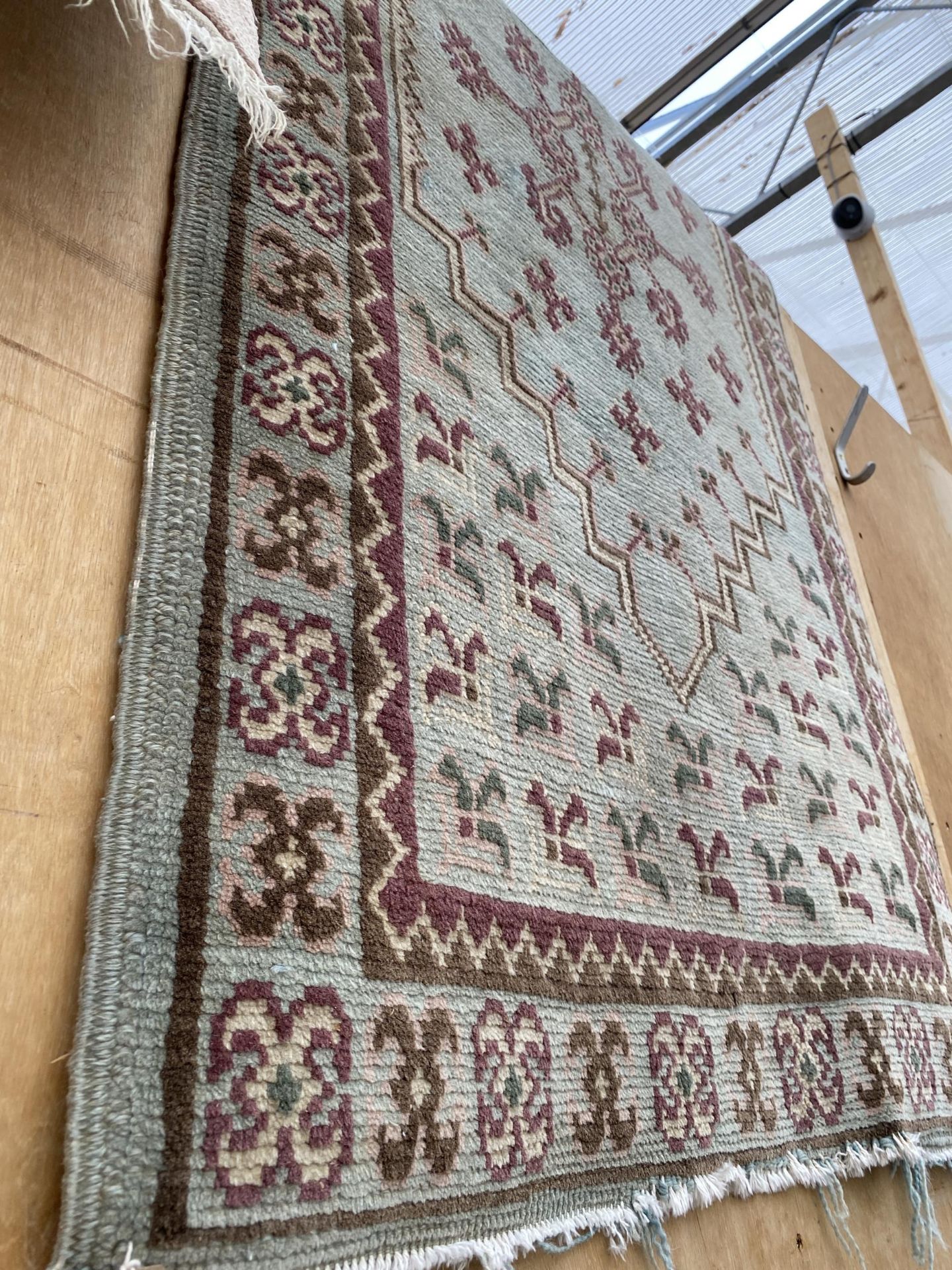 TWO SMALL PATTERNED FRINGED RUGS - Bild 2 aus 3