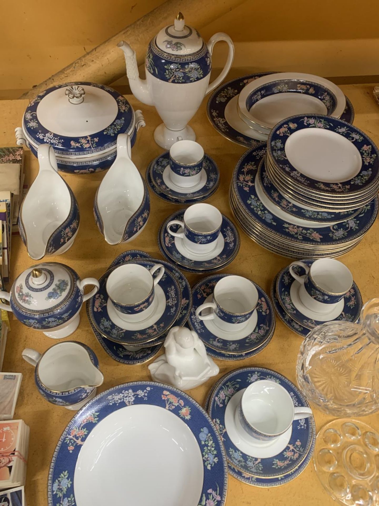 A WEDGWOOD 'BLUE SIAM' PART DINNER SERVICE TO INCLUDE VARIOUS SIZES OF PLATES, BOWLS, SERVING - Image 4 of 4
