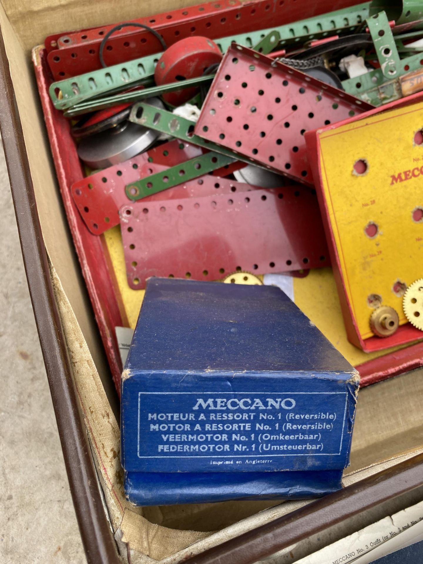 A VINTAGE TRAVEL CASE CONTAINING AN ASSORTMENT OF MERCANO - Image 3 of 5