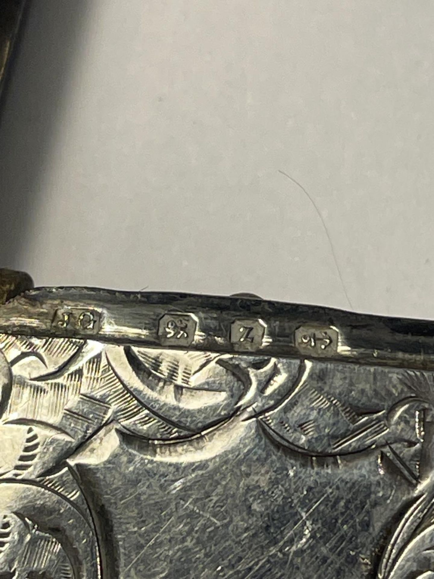 A HALLMARKED BIRMINGHAM SILVER VESTA CASE - Image 3 of 3