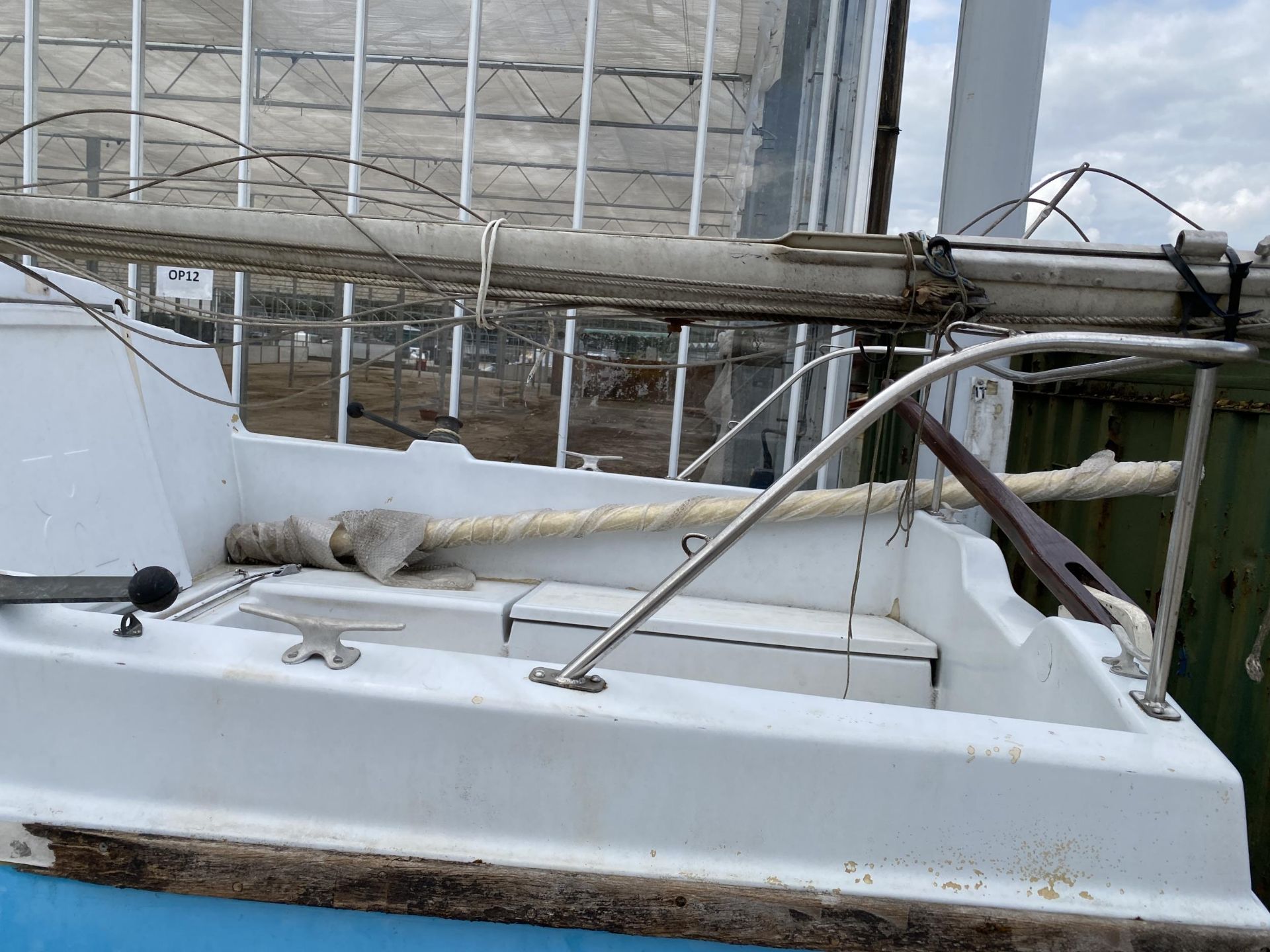 A FOXCUB 18 TWIN KEEL SAILBOAT WITH LAUNCHING TRAILER (NOT ROAD WORTHY) DRY STORED FOR THE LAST 8 - Image 11 of 13