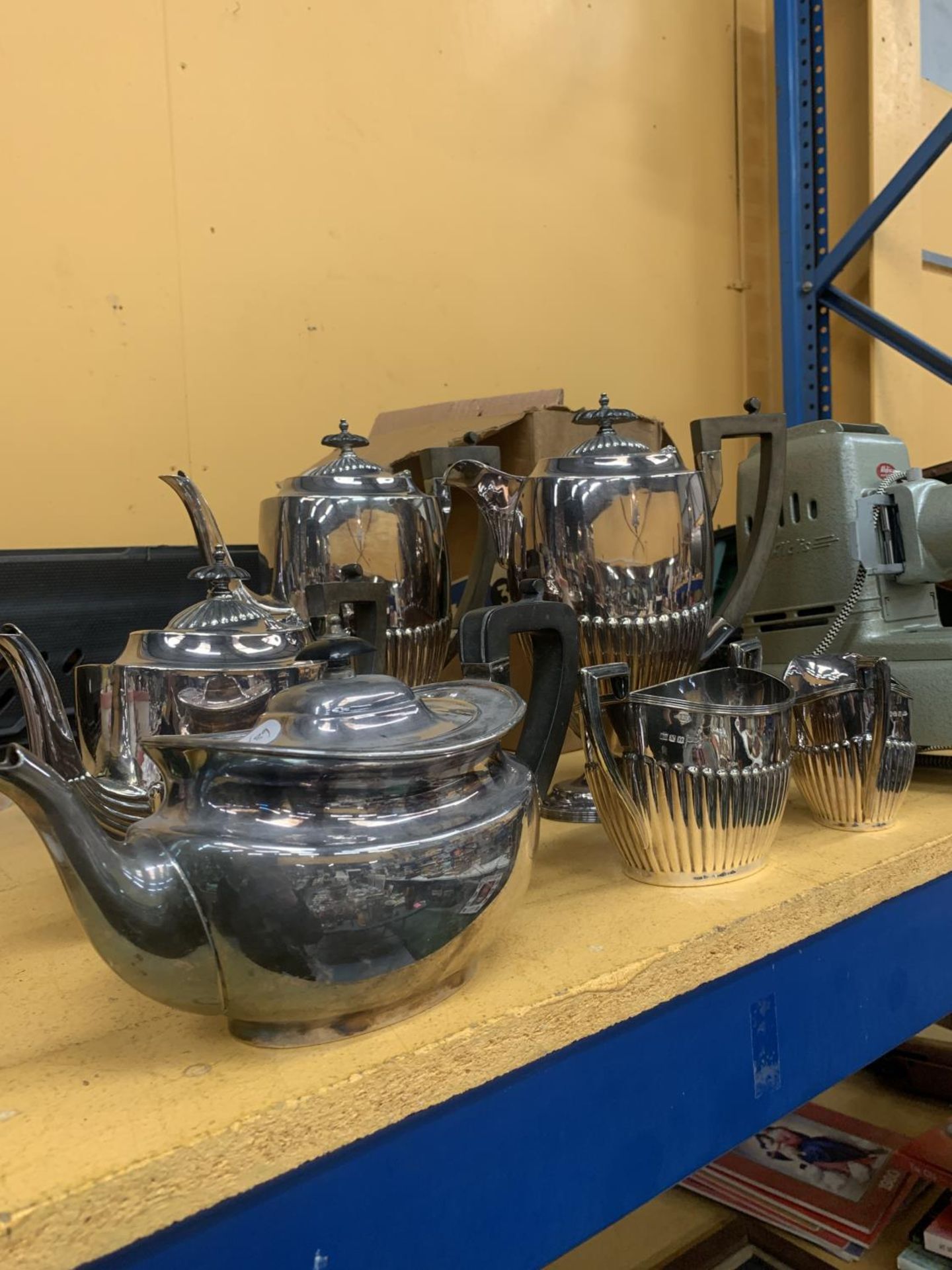 A QUANTITY OF SILVER PLATED ITEMS TO INCLUDE A FIVE PIECE TEASET - Bild 2 aus 5