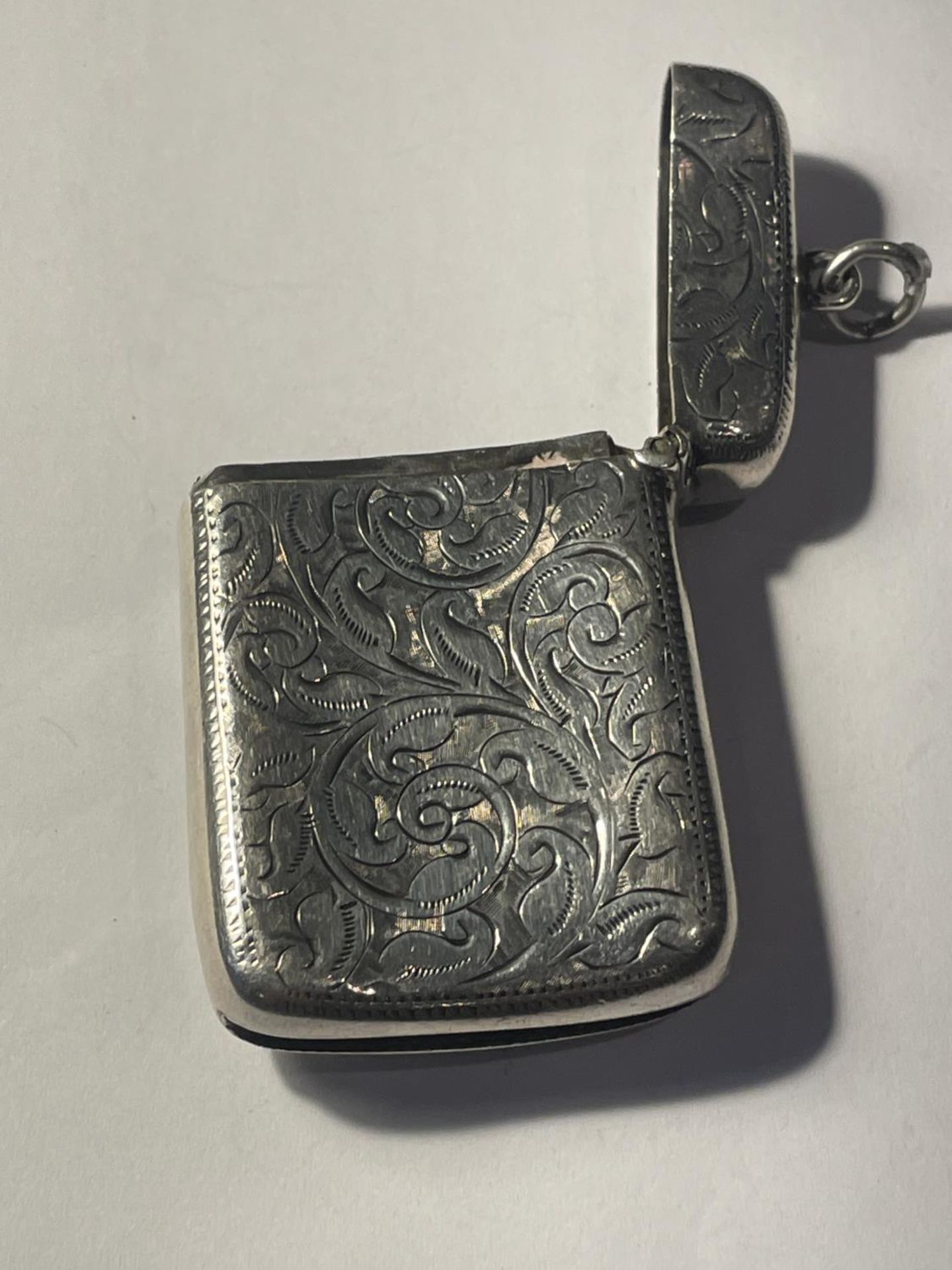 A HALLMARKED BIRMINGHAM SILVER VESTA CASE - Image 2 of 3