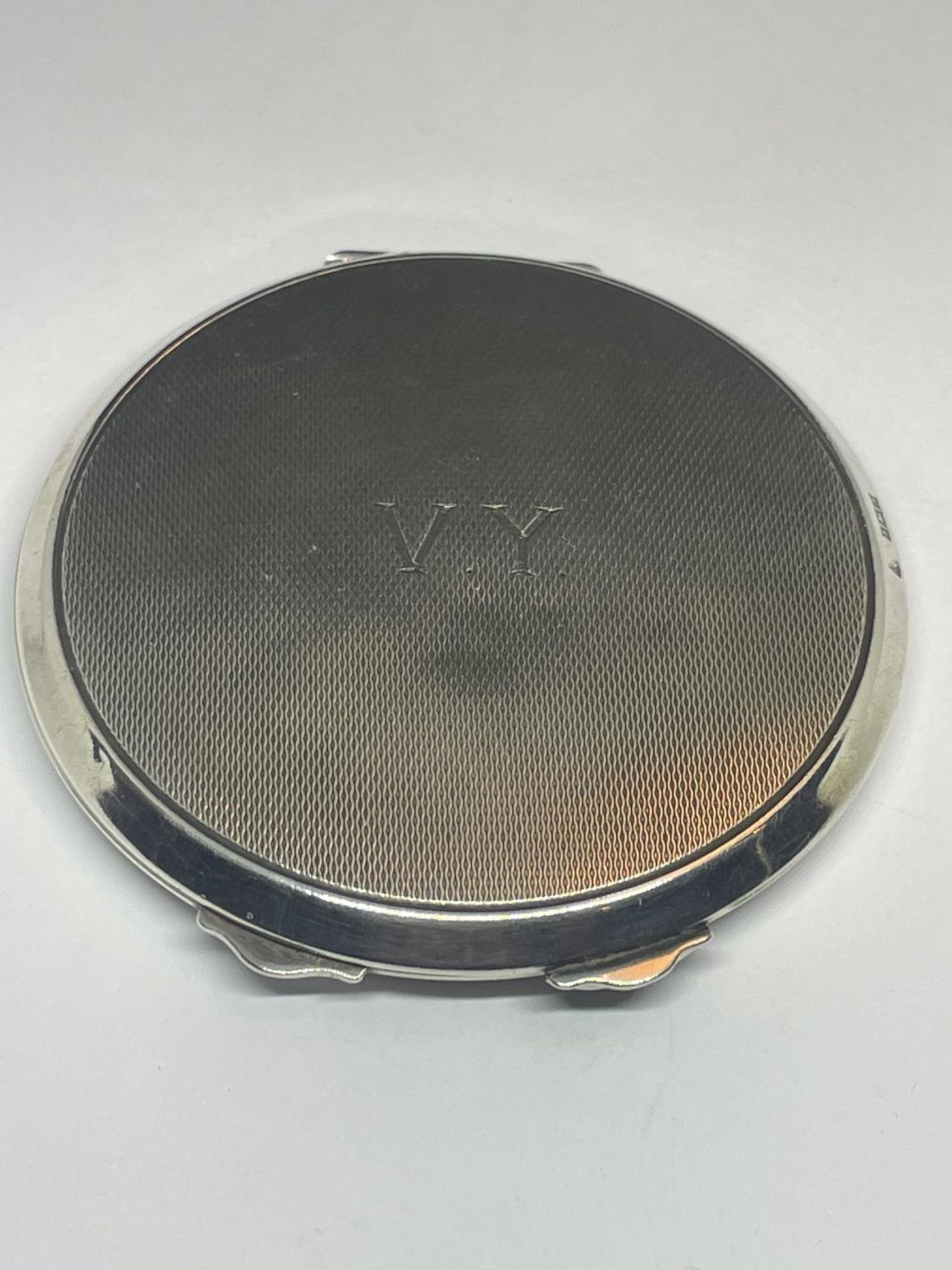 A HALLMARKED BIRMINGHAM SILVER COMPACT