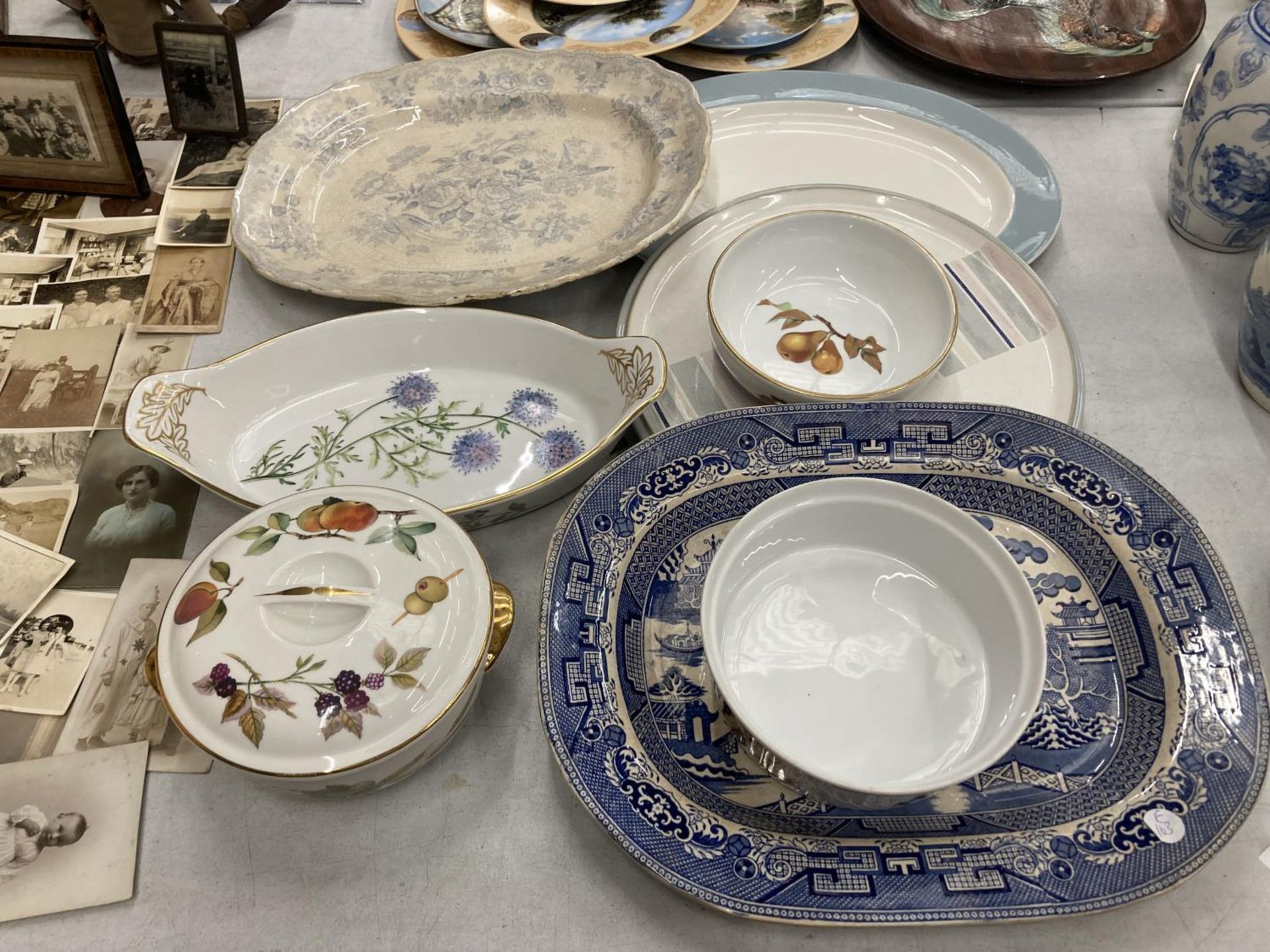 A MIXED LOT OF CERAMICS TO INCLUDE ROYAL WORCESTER 'EVESHAM' OVEN WARE, A LARGE VINTAGE WILLOW