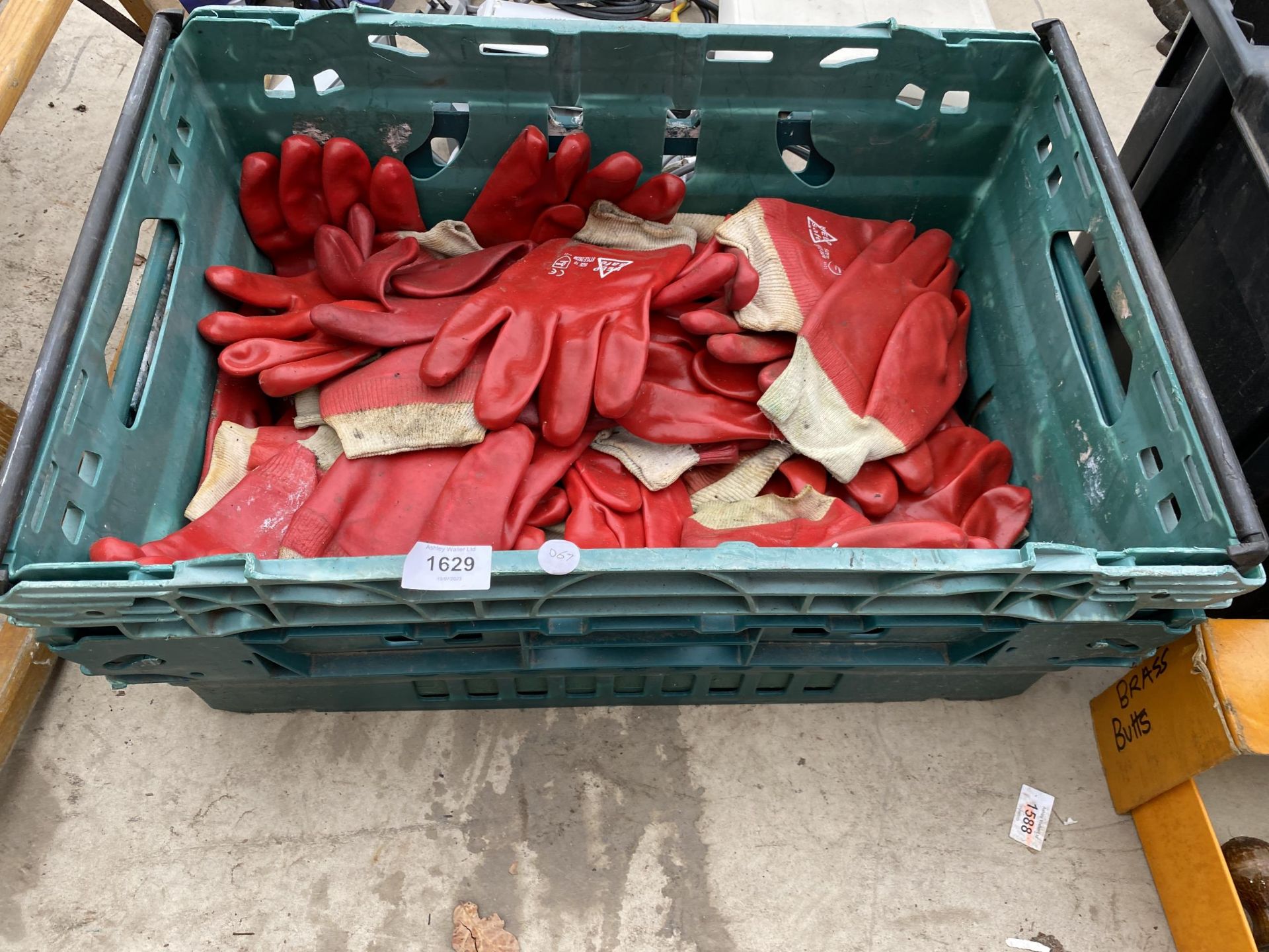 A LARGE QUANTITY OF HEAVY DUTY RUBBER WORK GLOVES