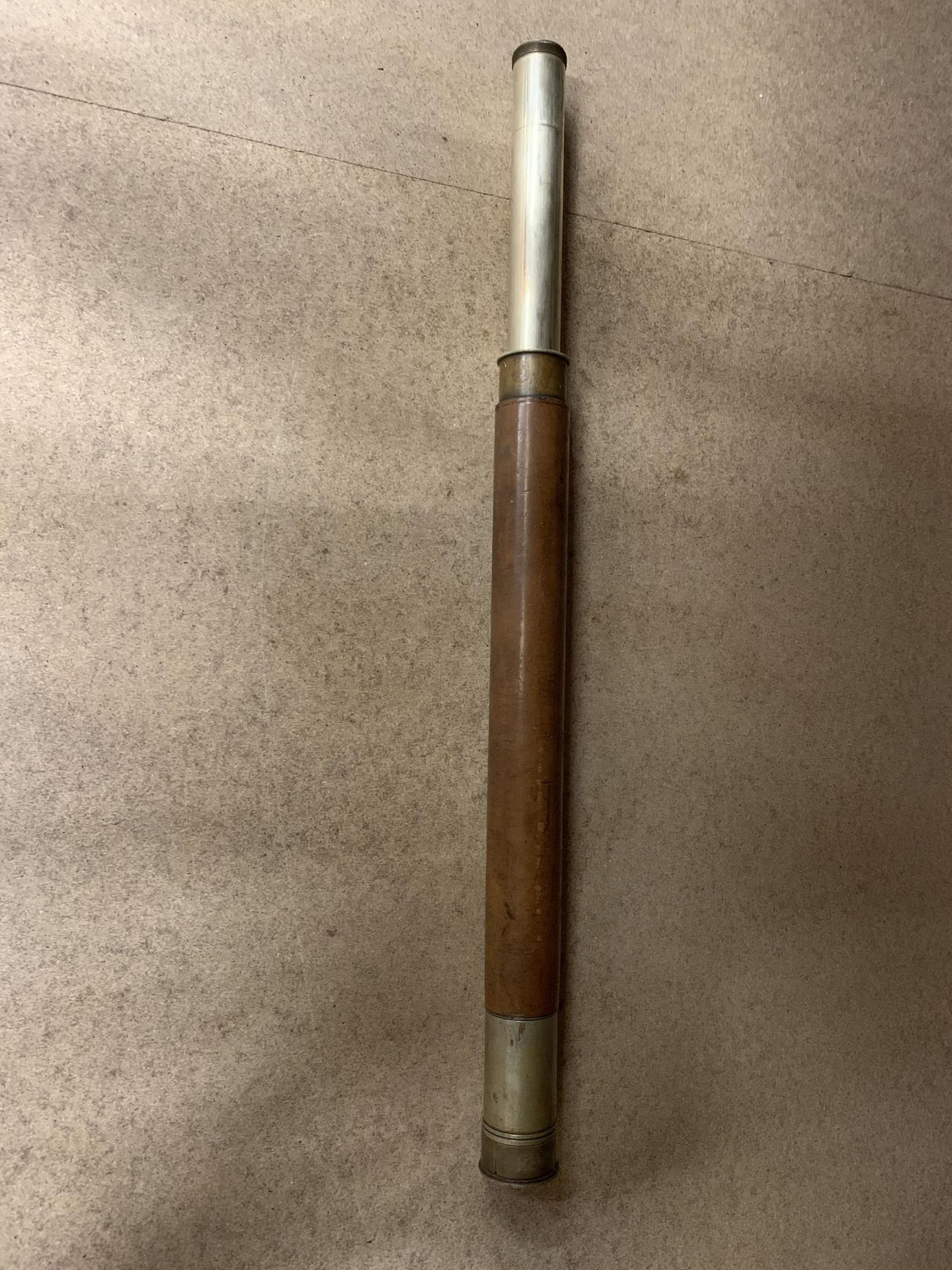 A VINTAGE BRASS TELESCOPE WITH LEATHER CASING MADE BY G LEE AND SON, 33 THE HARD, PORTSMOUTH - Image 4 of 4