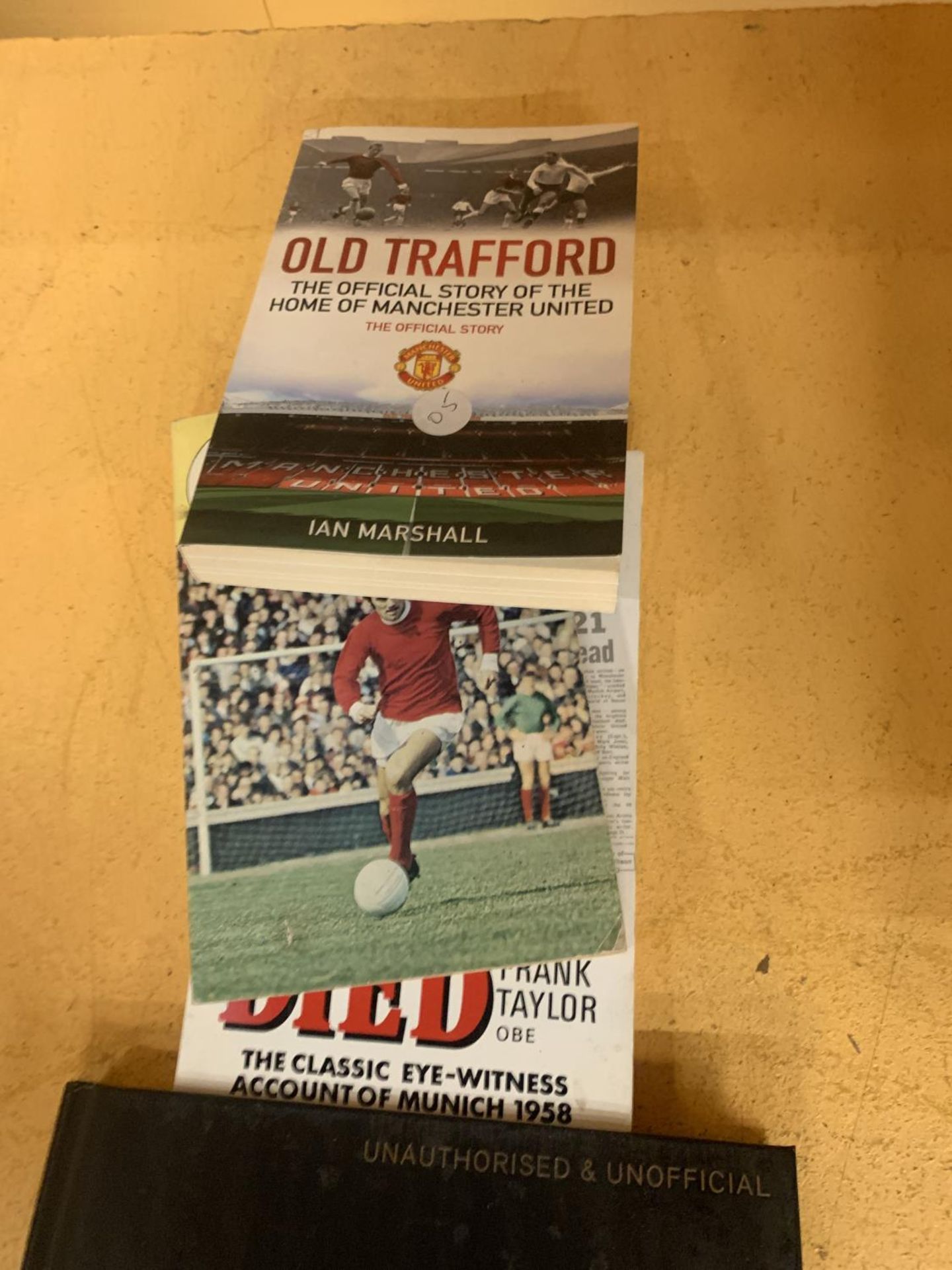 A QUANTITY OF MANCHESTER UNITED BOOKS TO INCLUDE 'THE DAY A TEAM DIED', 'BECKHAM', ETC - Image 3 of 3