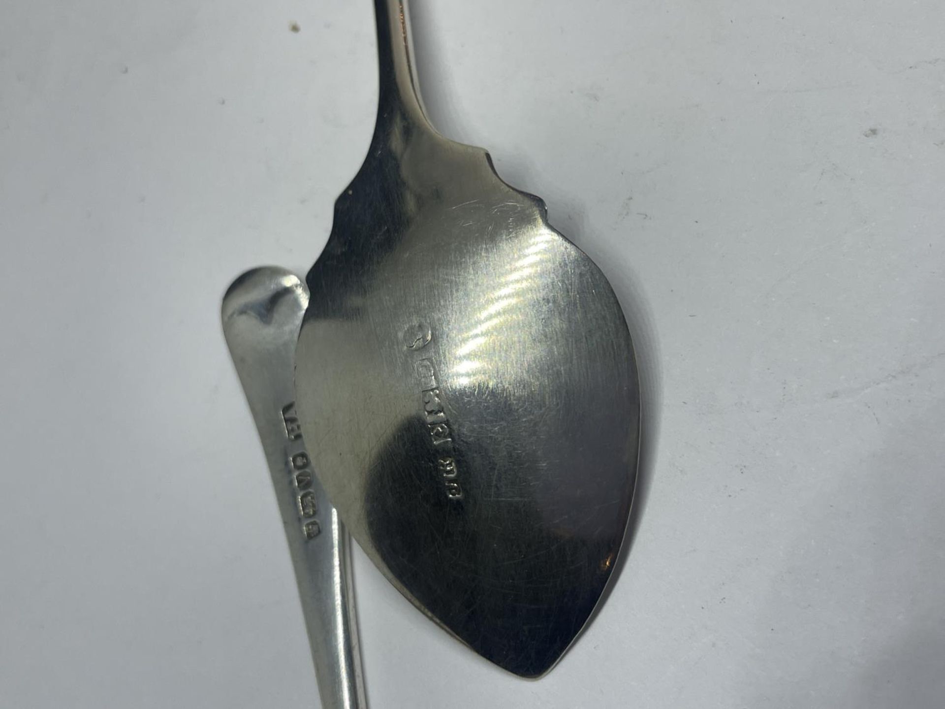 FIVE VARIOUS HALLMARKED TO INCLUDE SPORTS THEMED SILVER SPOONS - Image 4 of 4