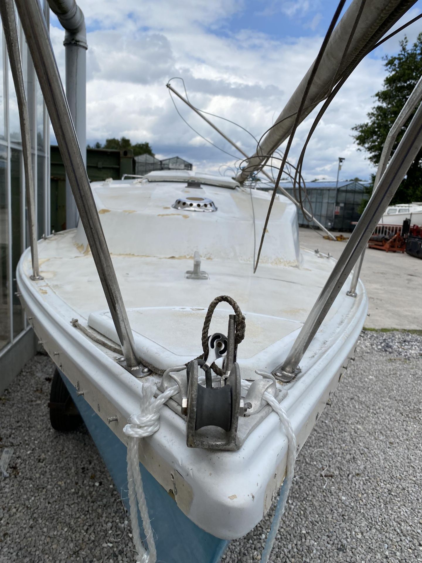 A FOXCUB 18 TWIN KEEL SAILBOAT WITH LAUNCHING TRAILER (NOT ROAD WORTHY) DRY STORED FOR THE LAST 8 - Image 13 of 13
