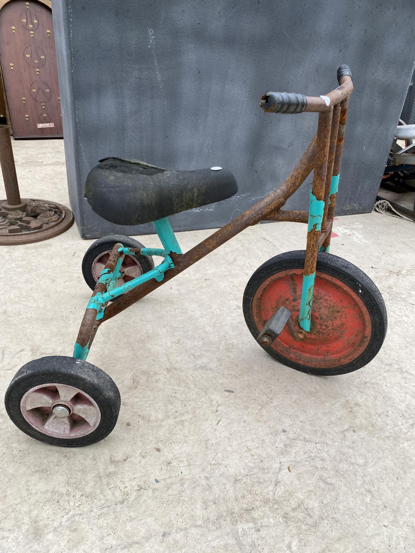 A VINTAGE CHILDS TRICYCLE