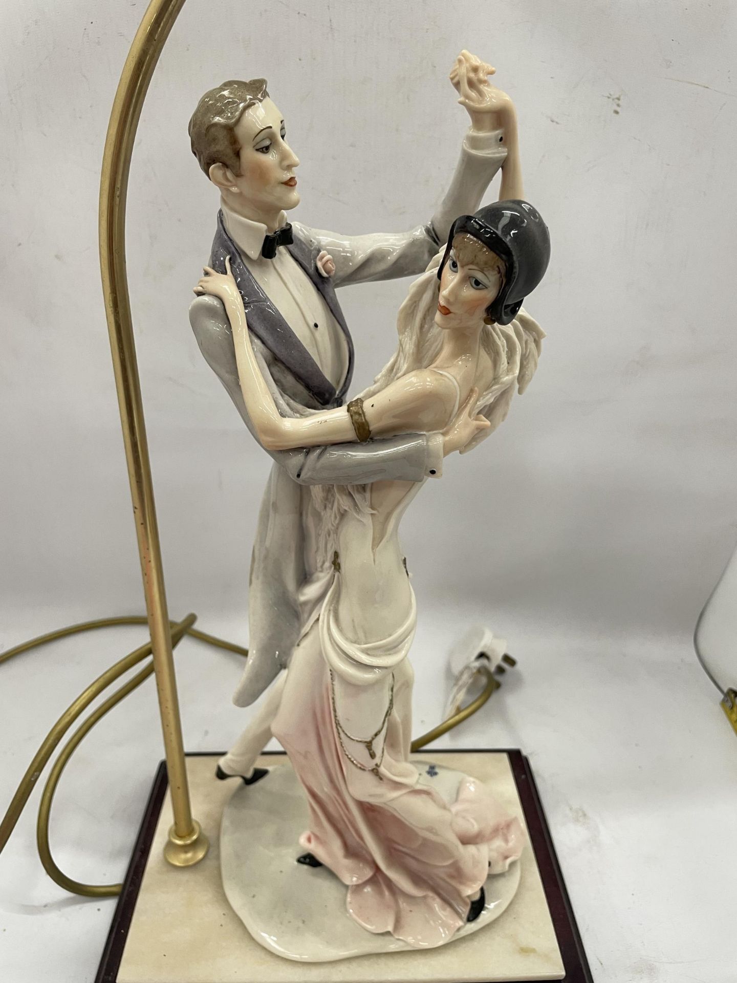 A 1987 FLORENCE CAPODIMONTE FIGURAL TABLE LAMP ON WOODEN BASE - Image 2 of 5