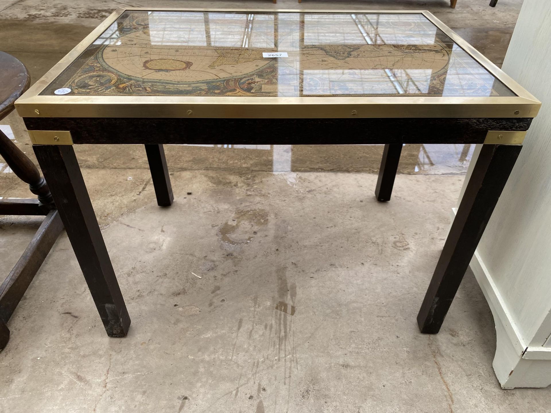A MODERN COFFEE TABLE, THE TOP INSET WITH VINTAGE STYLE WORLD MAP, 25X18" - Image 3 of 3