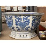 A MODERN CHINESE BLUE AND WHITE PLANTER JARDINIERE