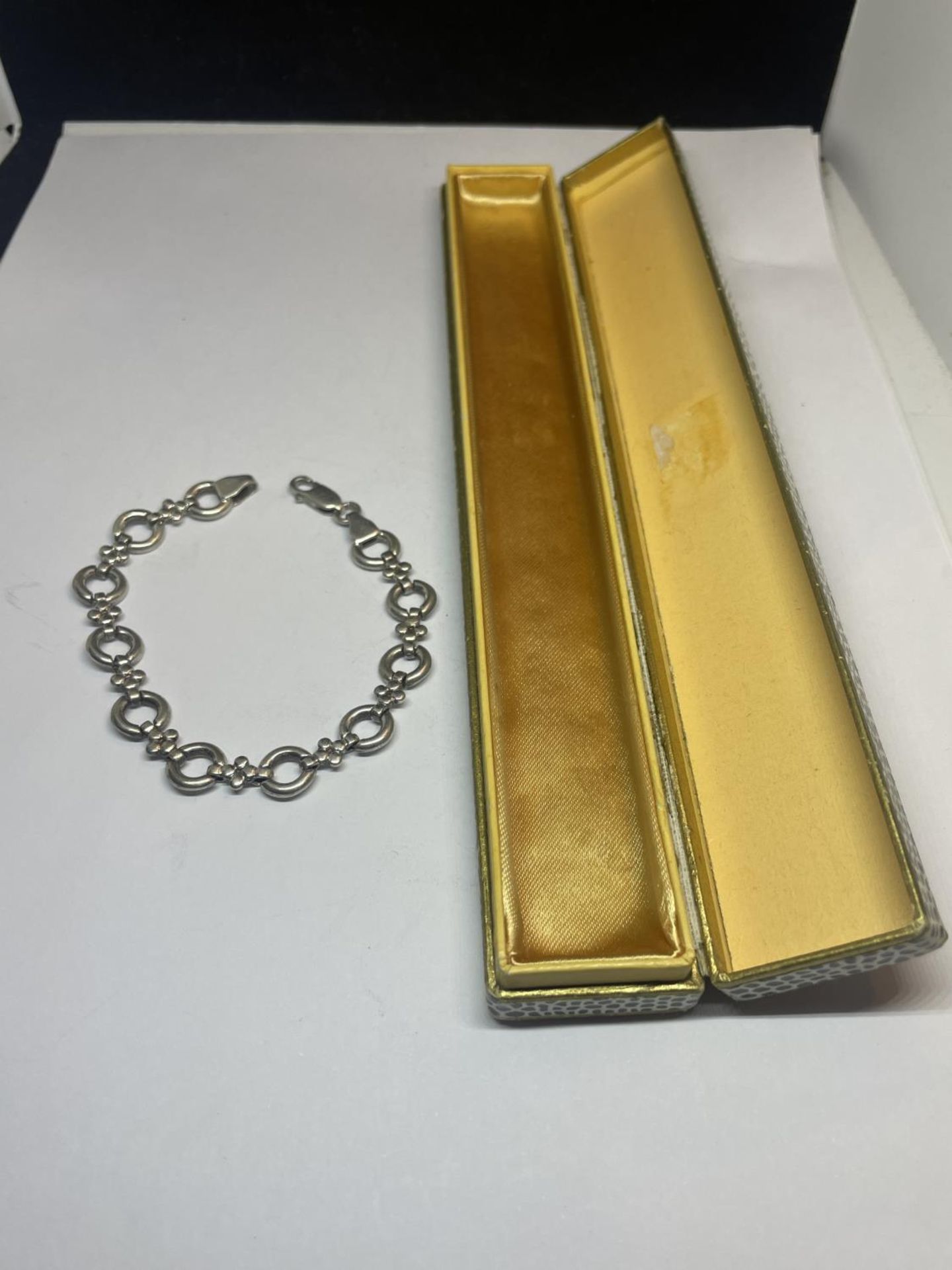 A SILVER BRACELET IN A PRESENTATION BOX - Bild 2 aus 3