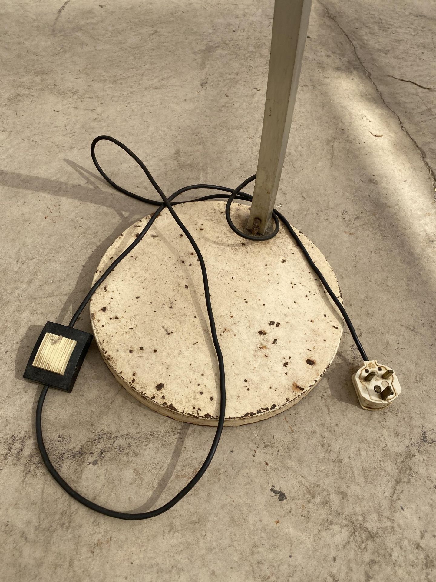 A RETRO ADJUSTABLE FLOOR LAMP ON CAST METAL BASE COMPLETE WITH 19.5" DIAMETER PLASTIC SHADE - Image 4 of 5