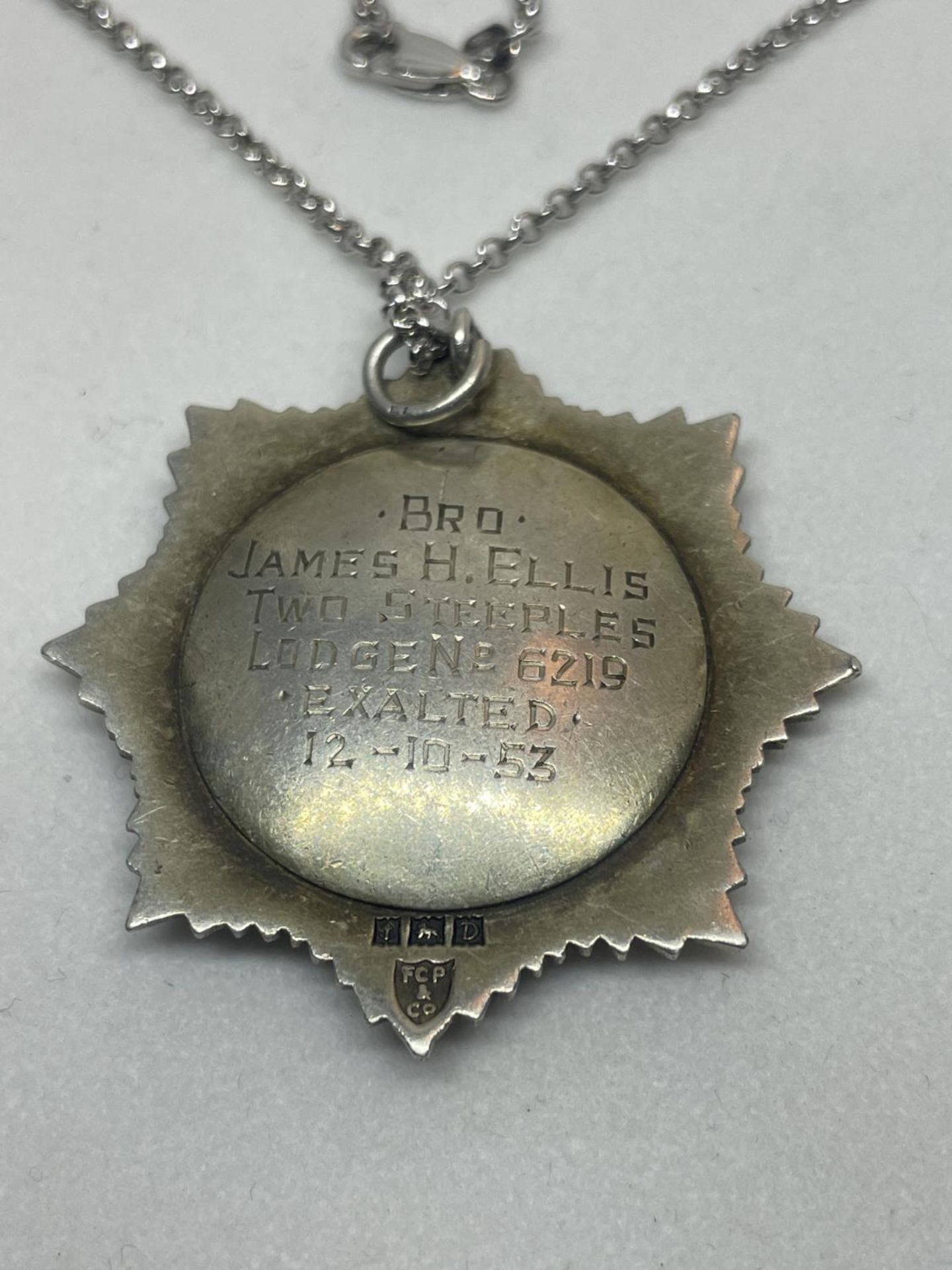 A SILVER NECKLACE WITH A HALLMARKED BIRMINGHAM SILVER MASONIC MEDAL IN A PRESENTATION BOX - Image 3 of 3