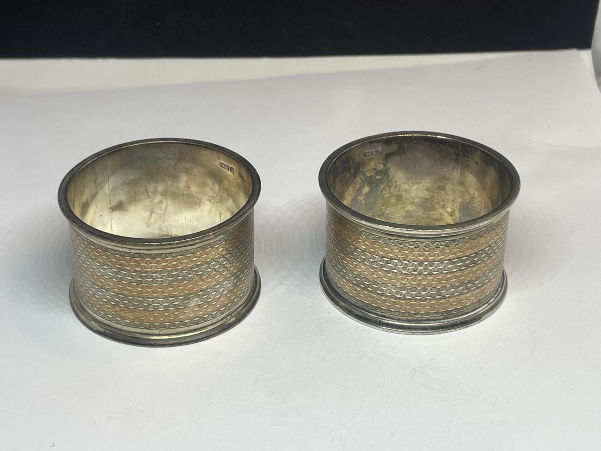 TWO HALLMARKED CHESTER SILVER NAPKIN RINGS - Bild 2 aus 3