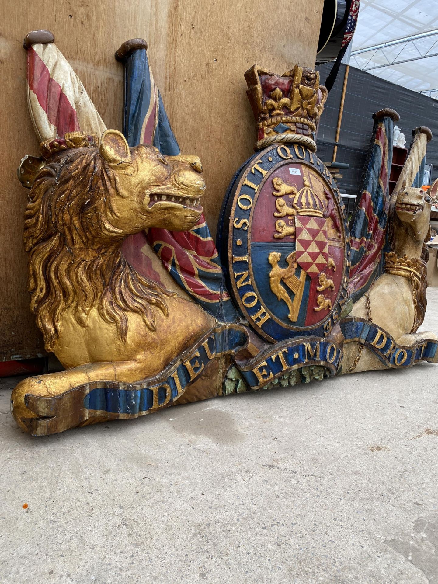 AN UNUSUAL WOODEN CARVED COAT OF ARMS PLAQUE WITH LION AND HORSE DECORATION (L:150CM H:96CM) - Image 3 of 9