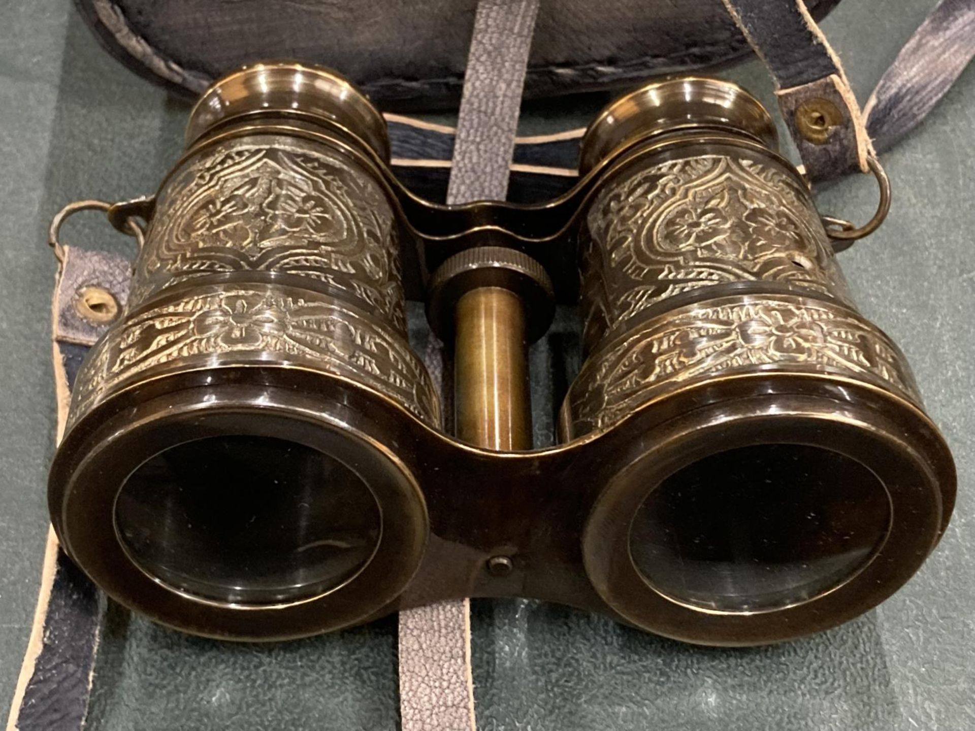 A PAIR OF LEATHER CASED BRASS BINOCULARS - Image 2 of 3