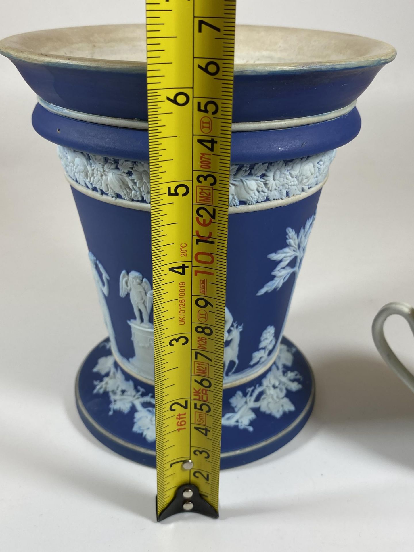 TWO ITEMS - A 19TH CENTURY WEDGWOOD JASPERWARE DIP VASE AND 18TH CENTURY WORCESTER BLUE AND WHITE - Image 5 of 5