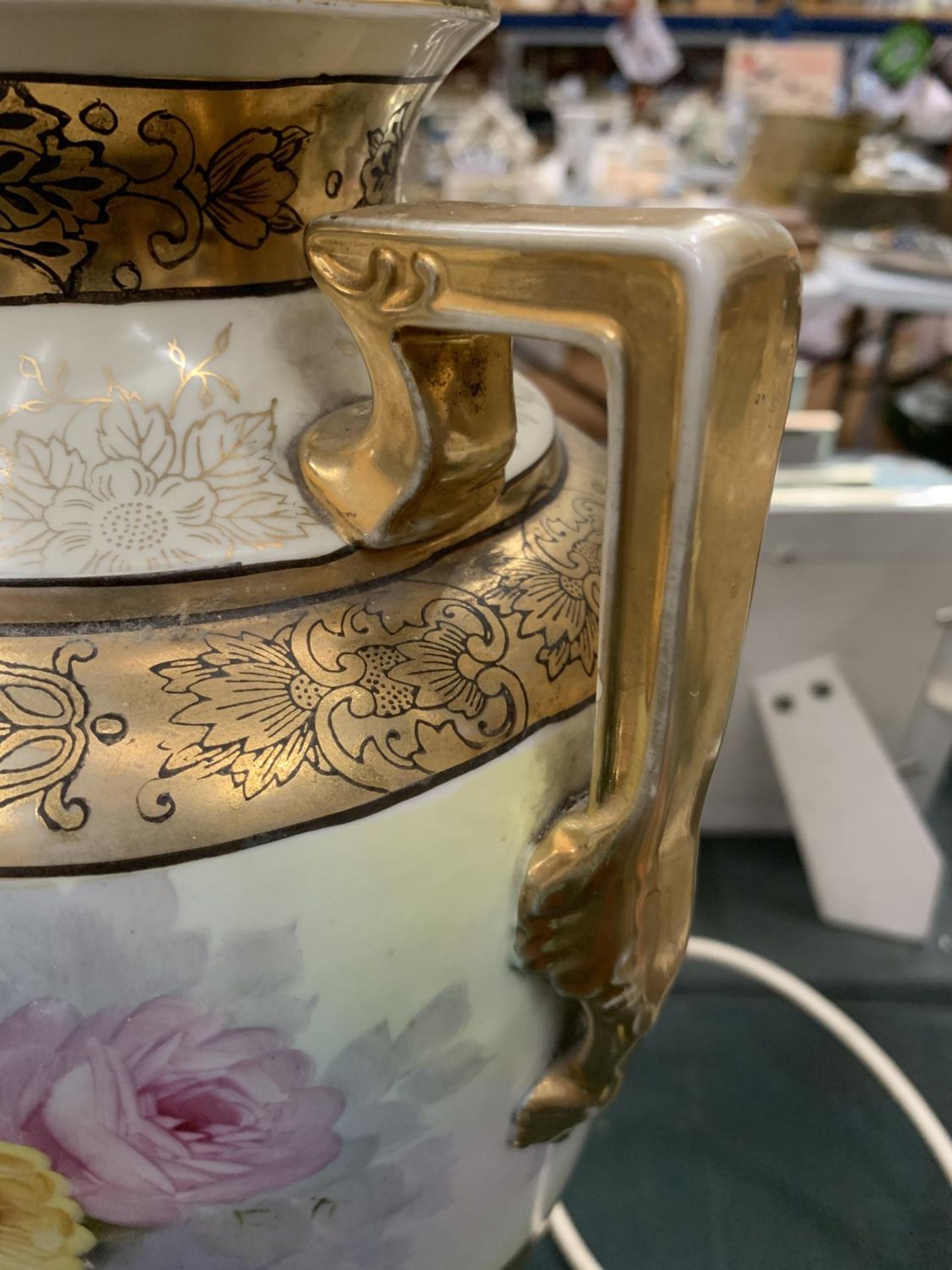 A LARGE NORITAKE VASE WITH GILT AND FLORAL DESIGN, HEIGHT 34CM - A/F CHIP TO RIM - Image 3 of 5