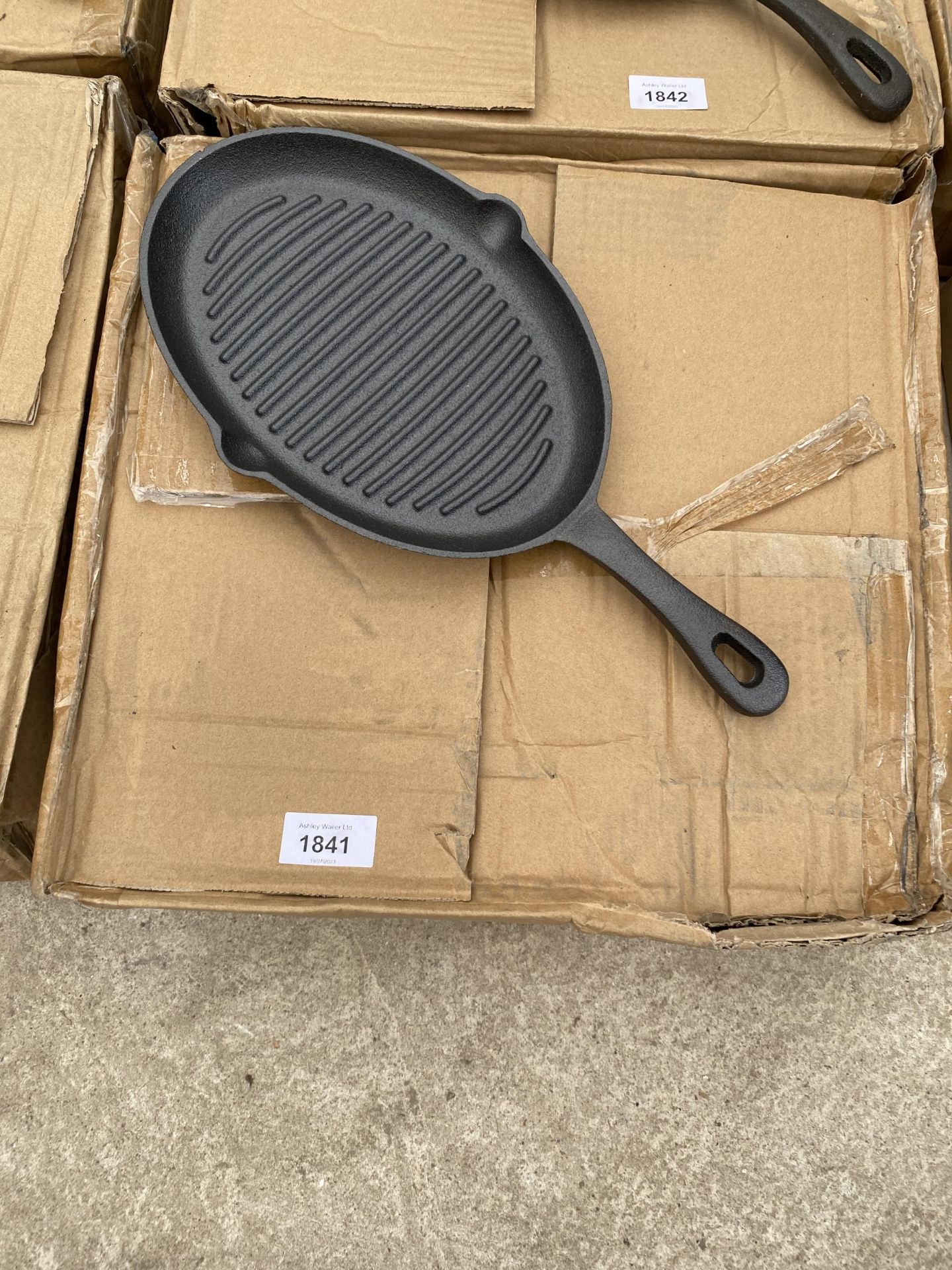 APPROXIMATELY 10 CAST IRON SKILLET PANS