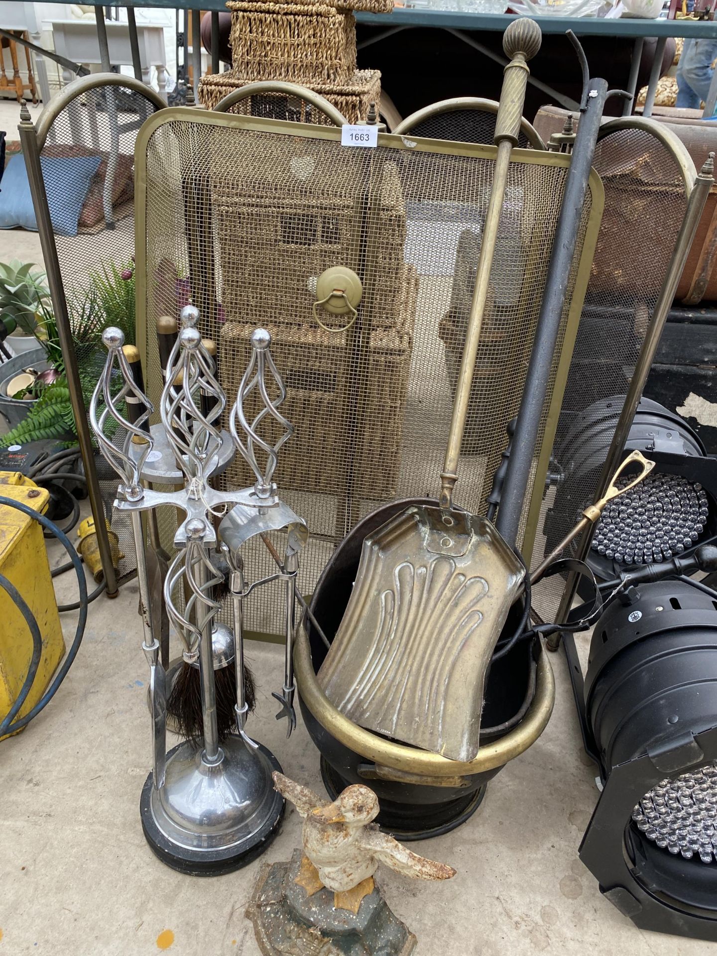 AN ASSORTMENT OF FIRESIDE ITEMS TO INCLUDE A COAL BUCKET, FIRE SCREENS AND COMPANION SETS ETC