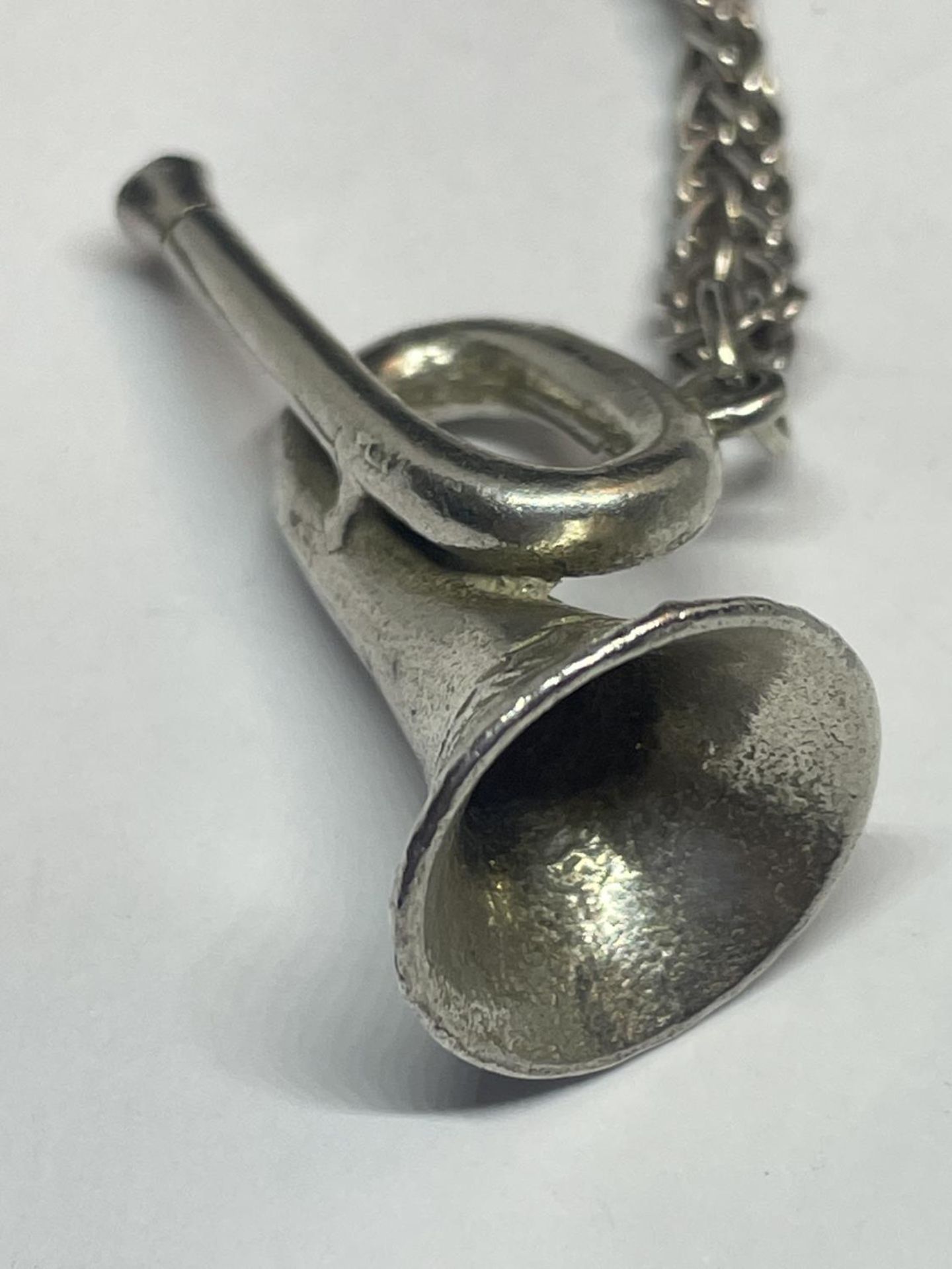 A SILVER NECKLACE WITH TRUMPET PENDANT IN A PRESENTATION BOX - Image 2 of 3