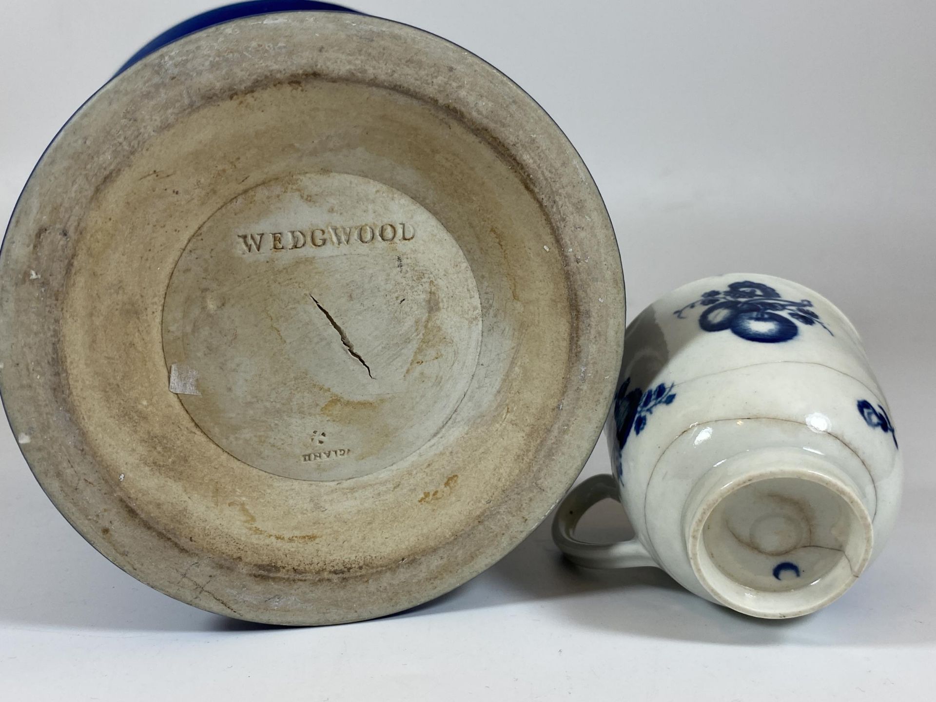 TWO ITEMS - A 19TH CENTURY WEDGWOOD JASPERWARE DIP VASE AND 18TH CENTURY WORCESTER BLUE AND WHITE - Image 4 of 5