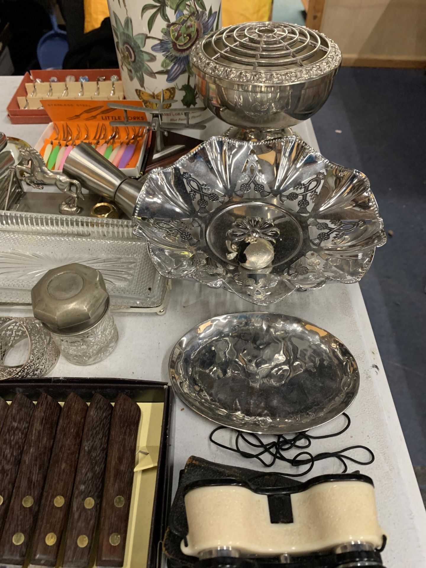 A MIXED LOT TO INCLUDE FLATWARE, A PORTMEIRION VASE, E.P.N.S. ROSE BOWL AND BOWL, NAPKIN RINGS, - Bild 3 aus 5