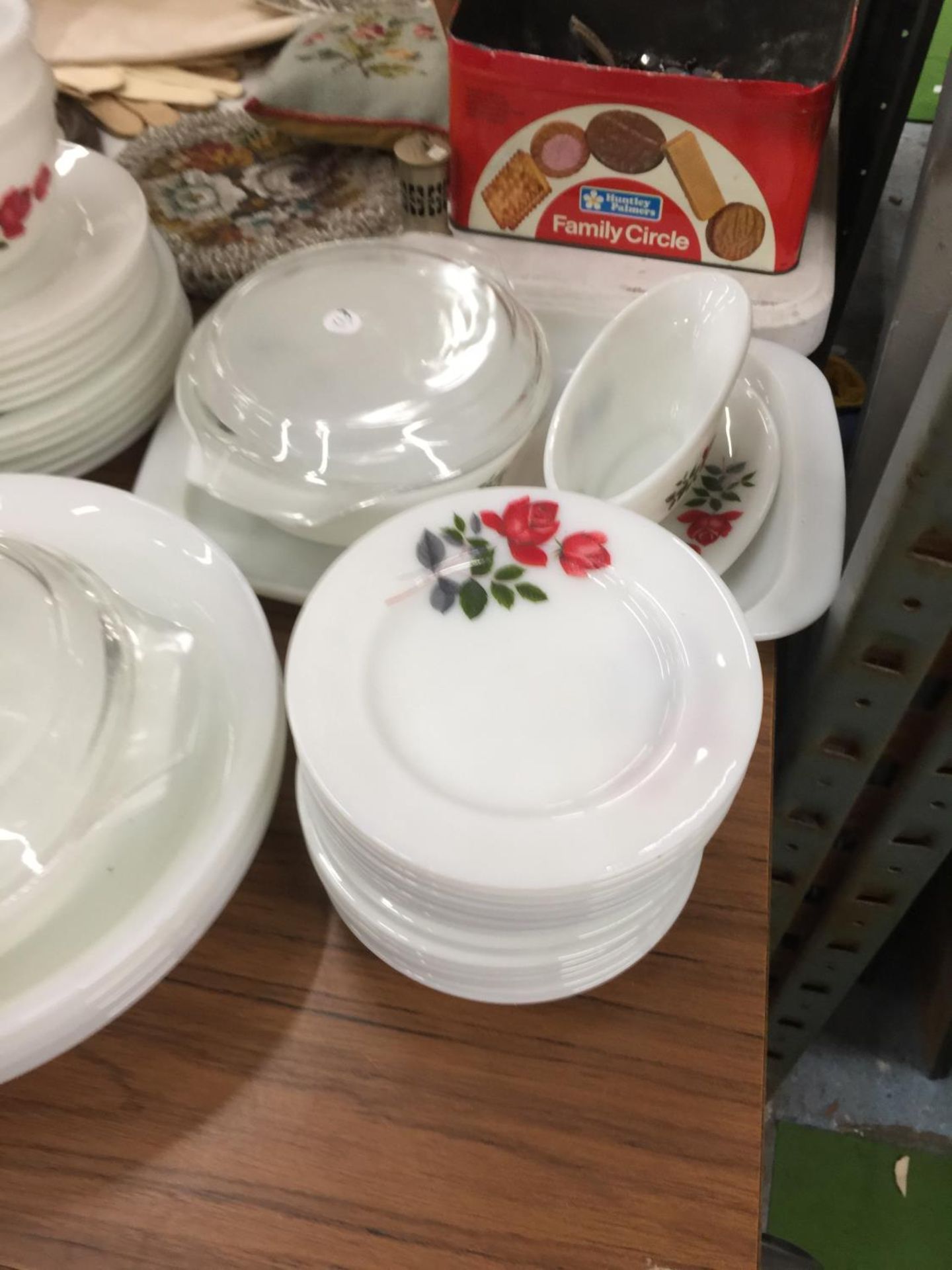 A LARGE QUANTITY OF PYREX STYLE DINNERWARE WITH ROSE PATTERN TO INCLUDE VARIOUS SIZES OF PLATES, - Image 4 of 4