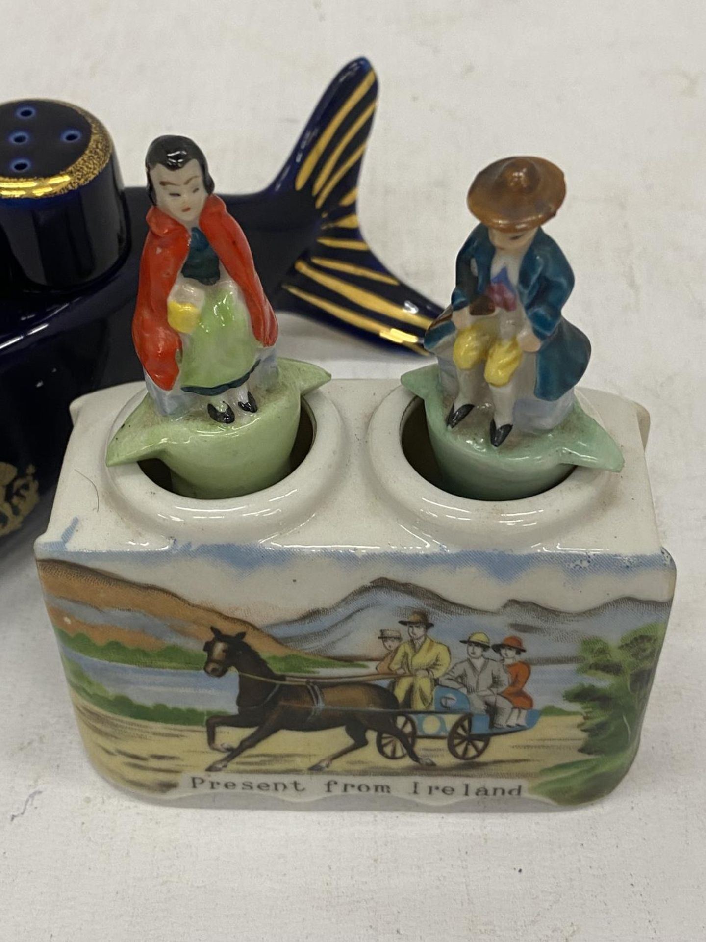 TWO VINTAGE CONDIMENT SETS - LIMOGES FISH AND ROCKING IRISHMAN AND WIFE ON PONYTRAP - Bild 2 aus 6